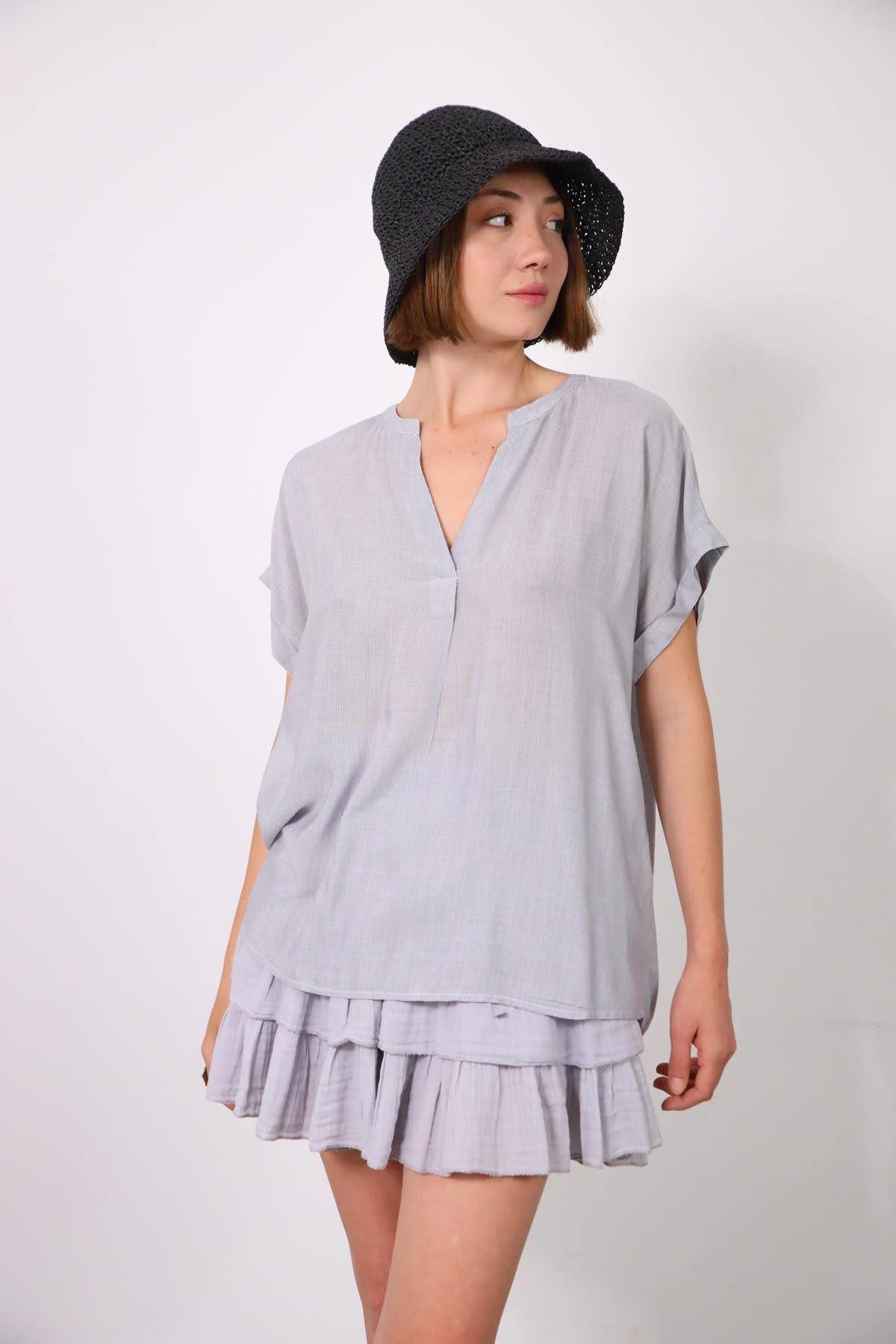 Gri Hakim Yaka Önü ve Sırtı Pileli Bluz - Şaman Butik Gri Hakim Yaka Önü ve Sırtı Pileli Bluz