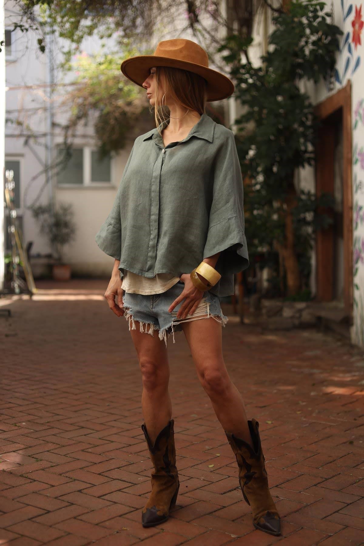 Haki Geniş Manşetli Gizli Cepli Keten Gömlek