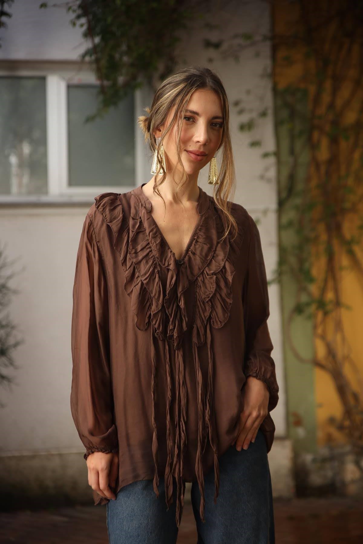 Kahverengi Fırfırlı Tek Düğmeli İpek Bluz