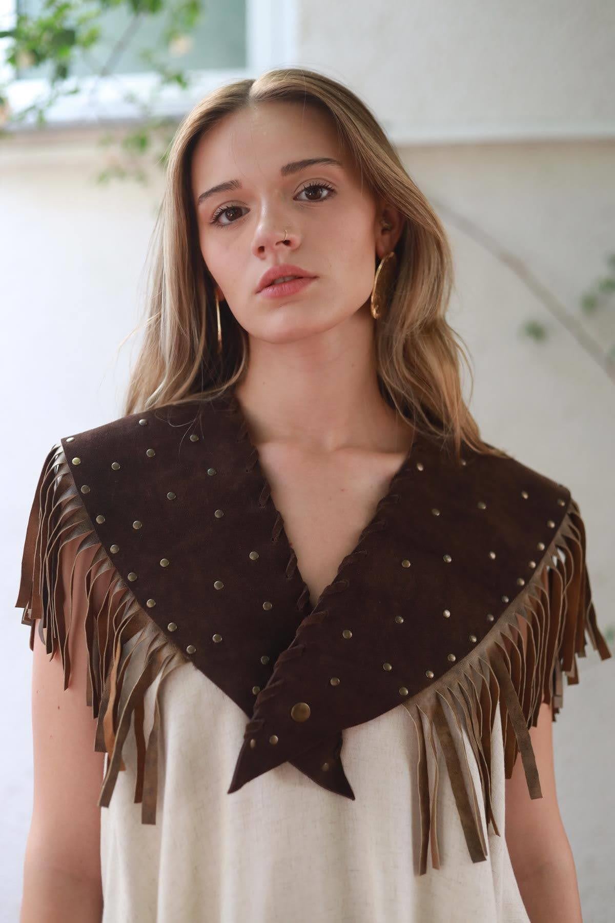 Kahverengi Zımba Detaylı Püsküllü Süet Deri Yelek