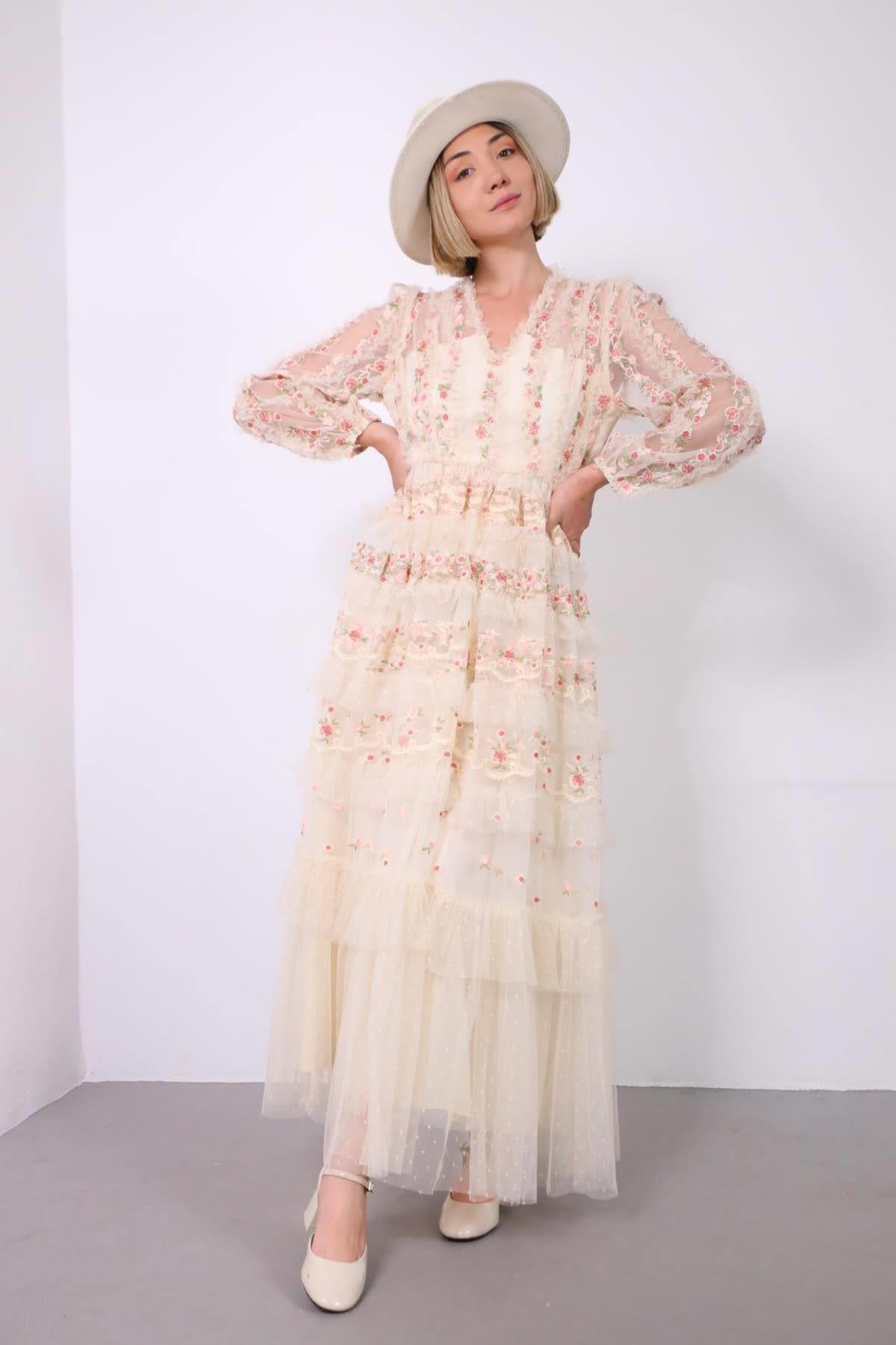 Krem Rengi Çiçek İşlemeli Volanlı Uzun Tül Elbise - Şaman Butik Krem Rengi Çiçek İşlemeli Volanlı Uzun Tül Elbise