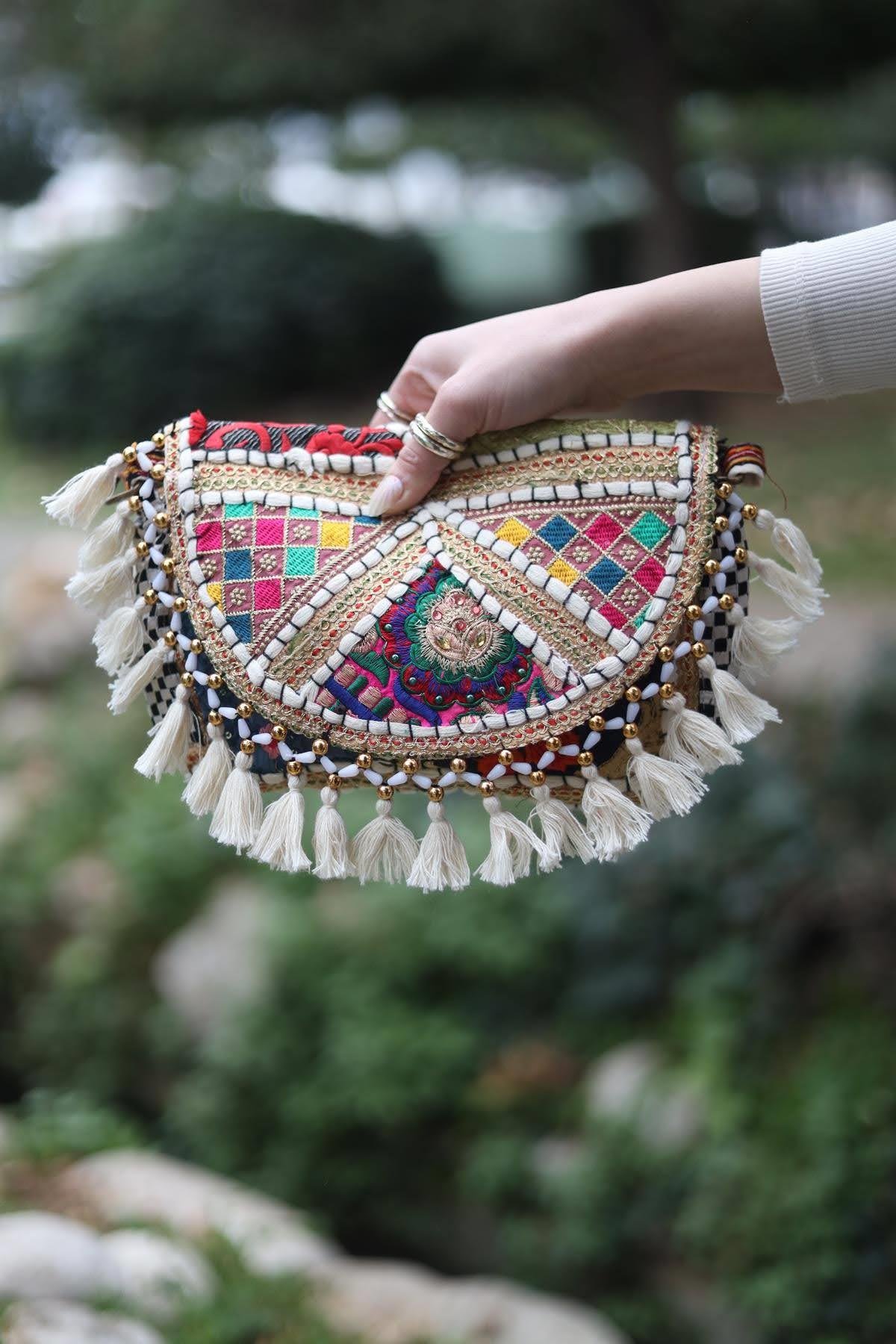 Ekru Boncuk İşlemeli Zarf Çanta