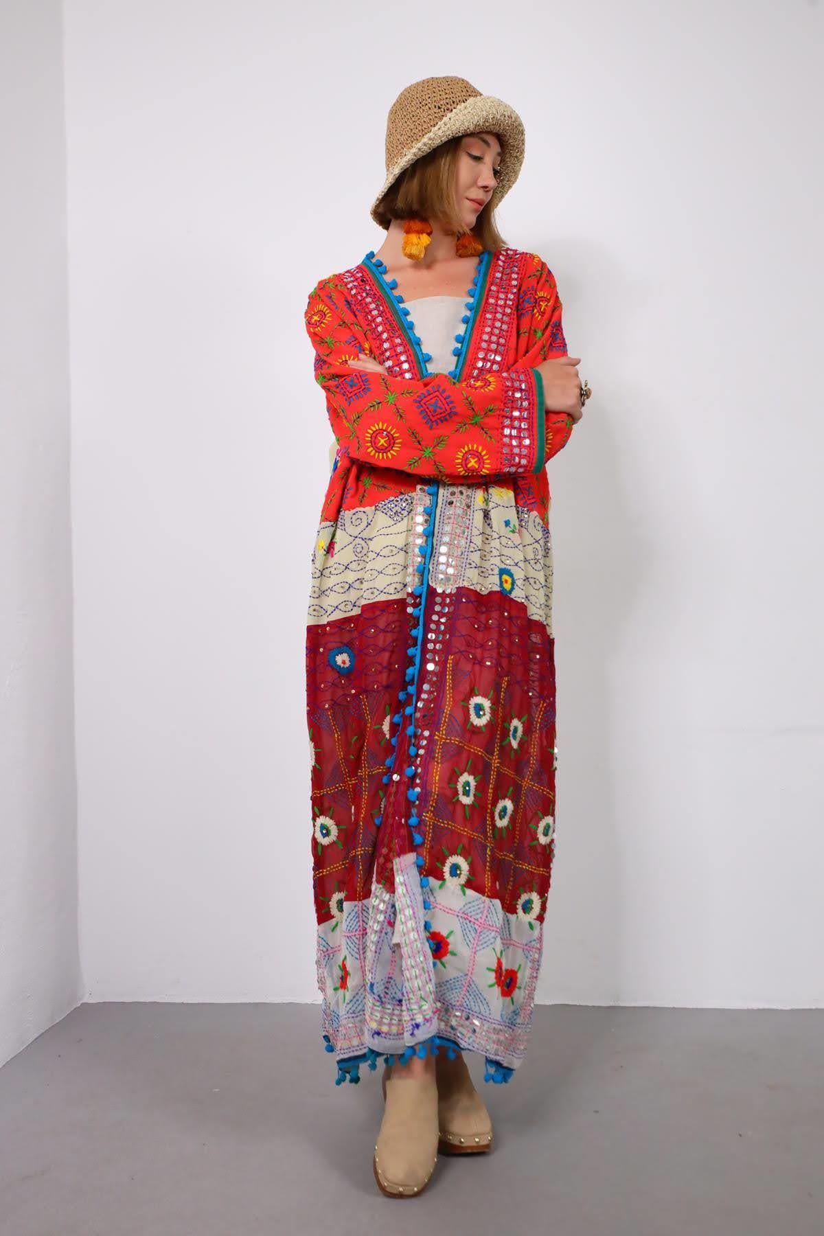 Renkli Pul İşlemeli Kenarları Ponponlu Bohem Kaftan - Şaman Butik Renkli Pul İşlemeli Kenarları Ponponlu Bohem Kaftan