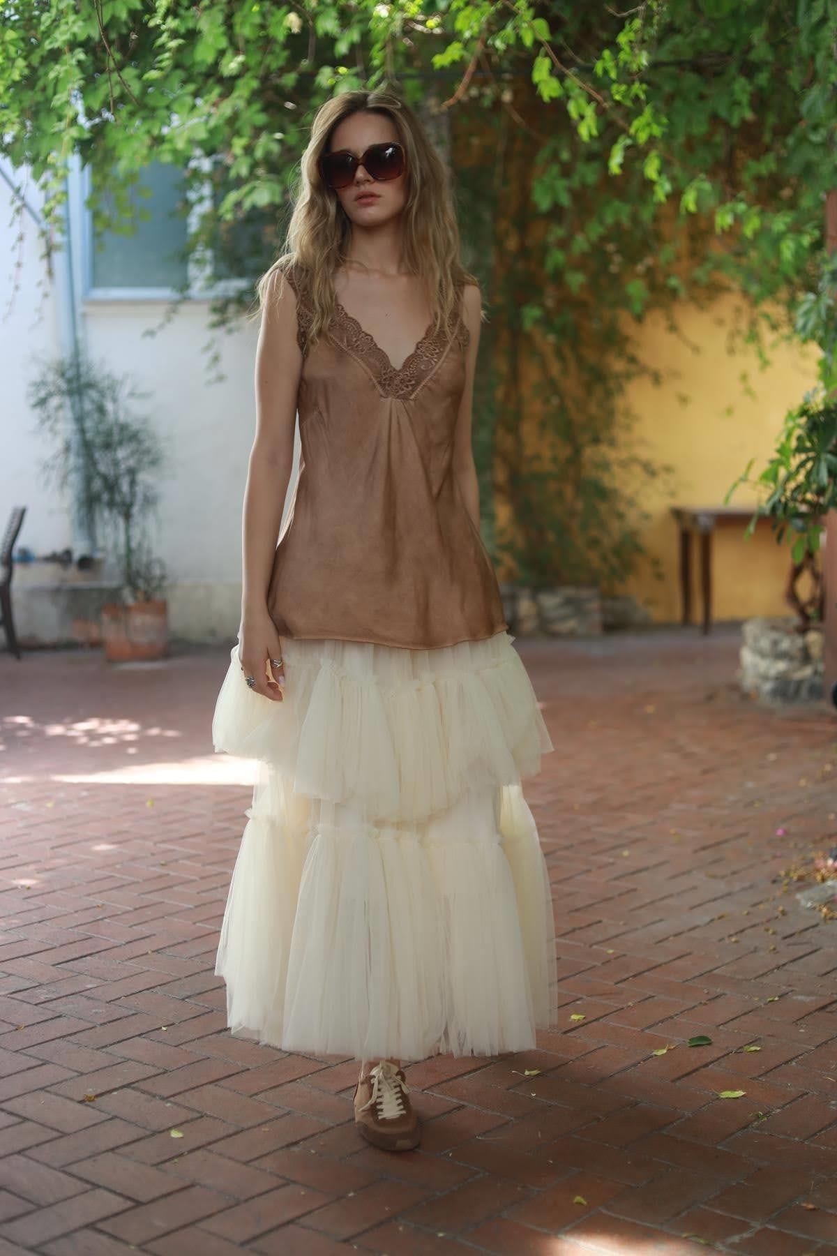 Tarçın Rengi İnce Dantel İşlemeli Atlet