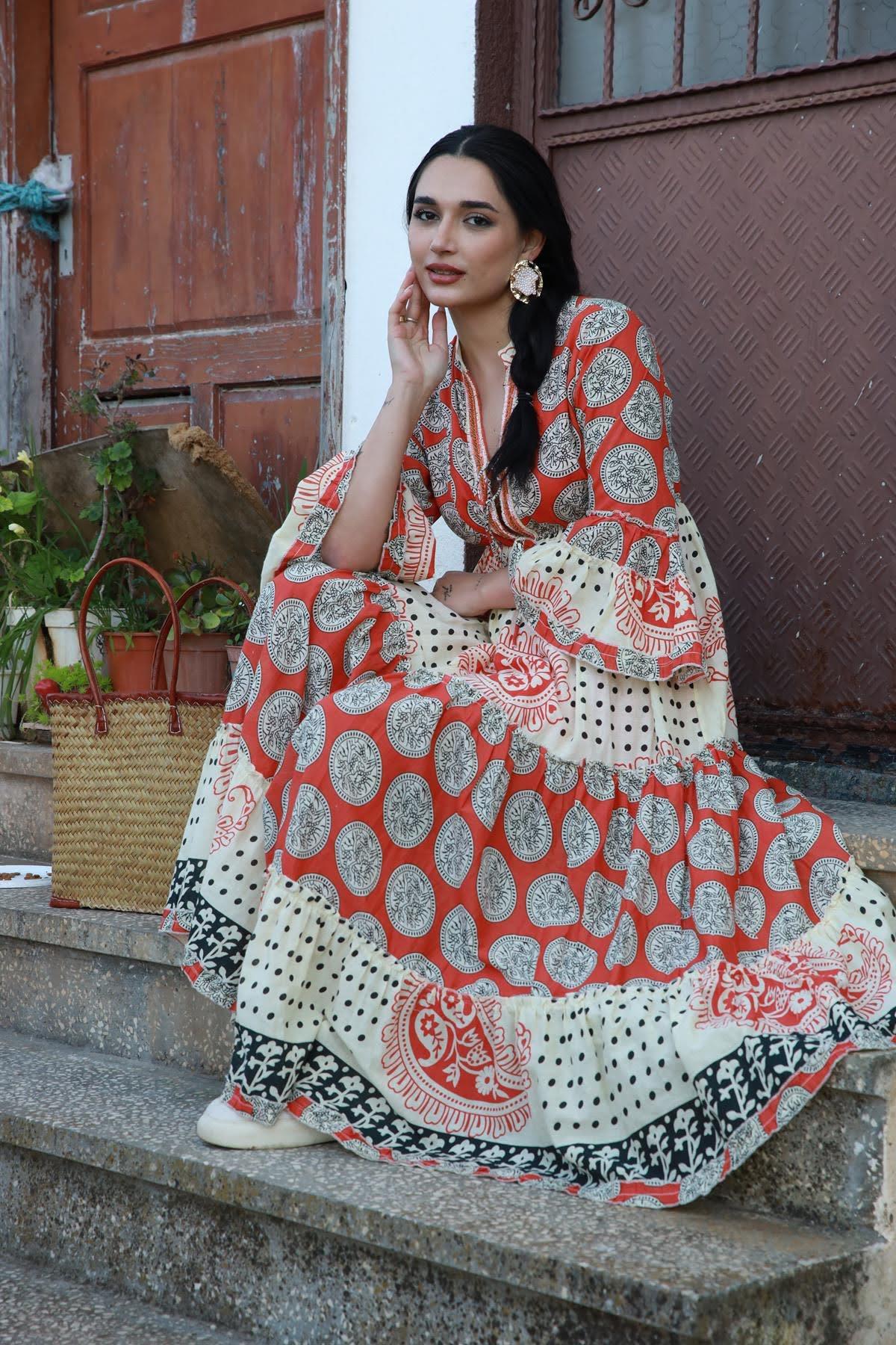 Mercan Rengi Yakası Boncuk İşlemeli Volanlı Uzun Elbise