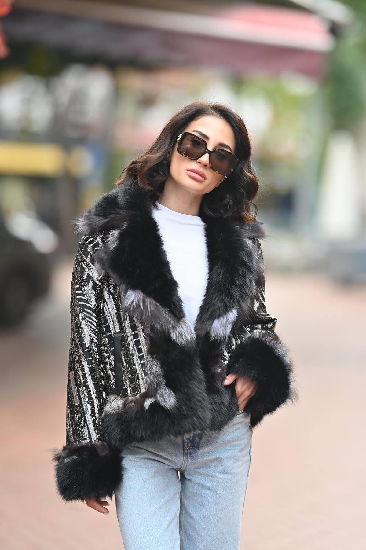 Siyah Payet İşlemeli Kürk Detaylı Ceket