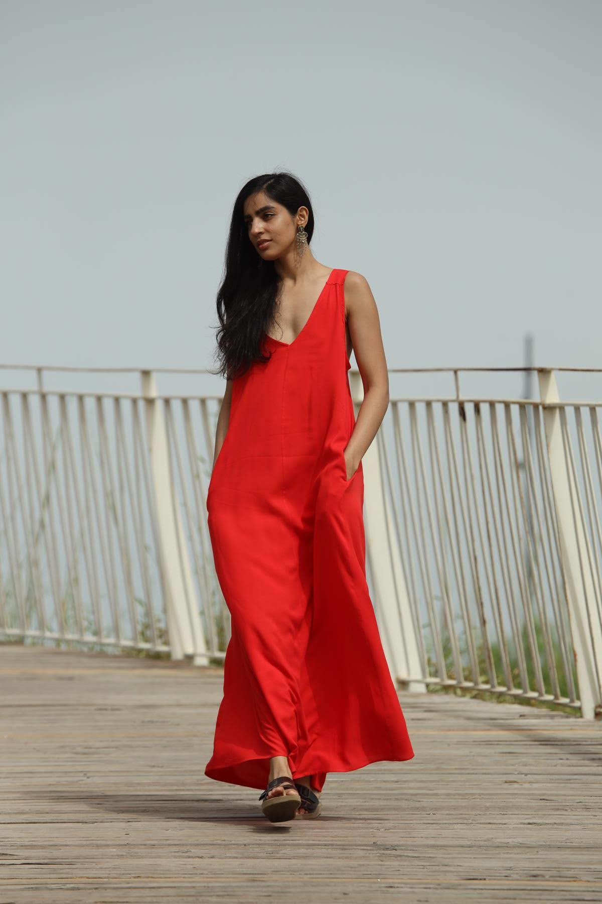 Kırmızı Sırt Detaylı Askılı Maxi Elbise