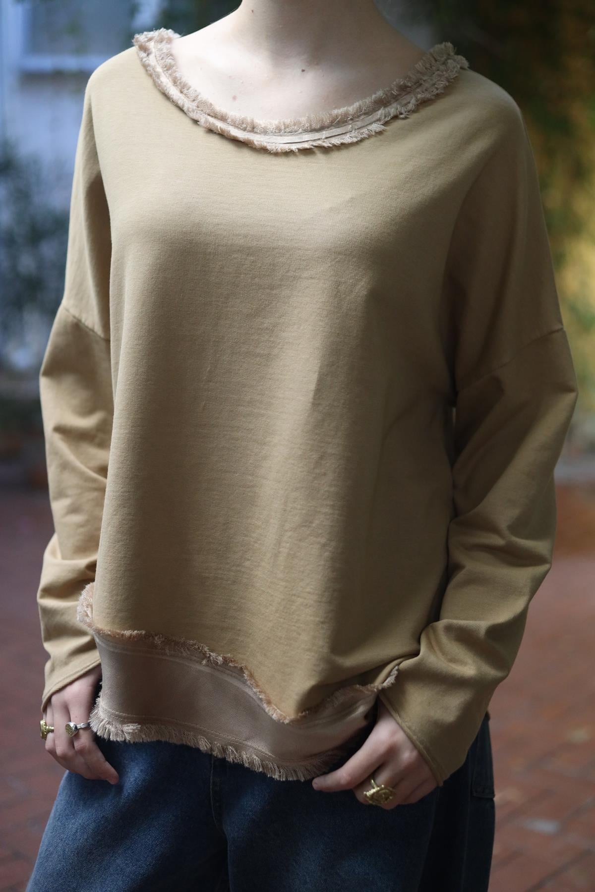 Camel Rengi Yakası ve Eteği Saten Bluz