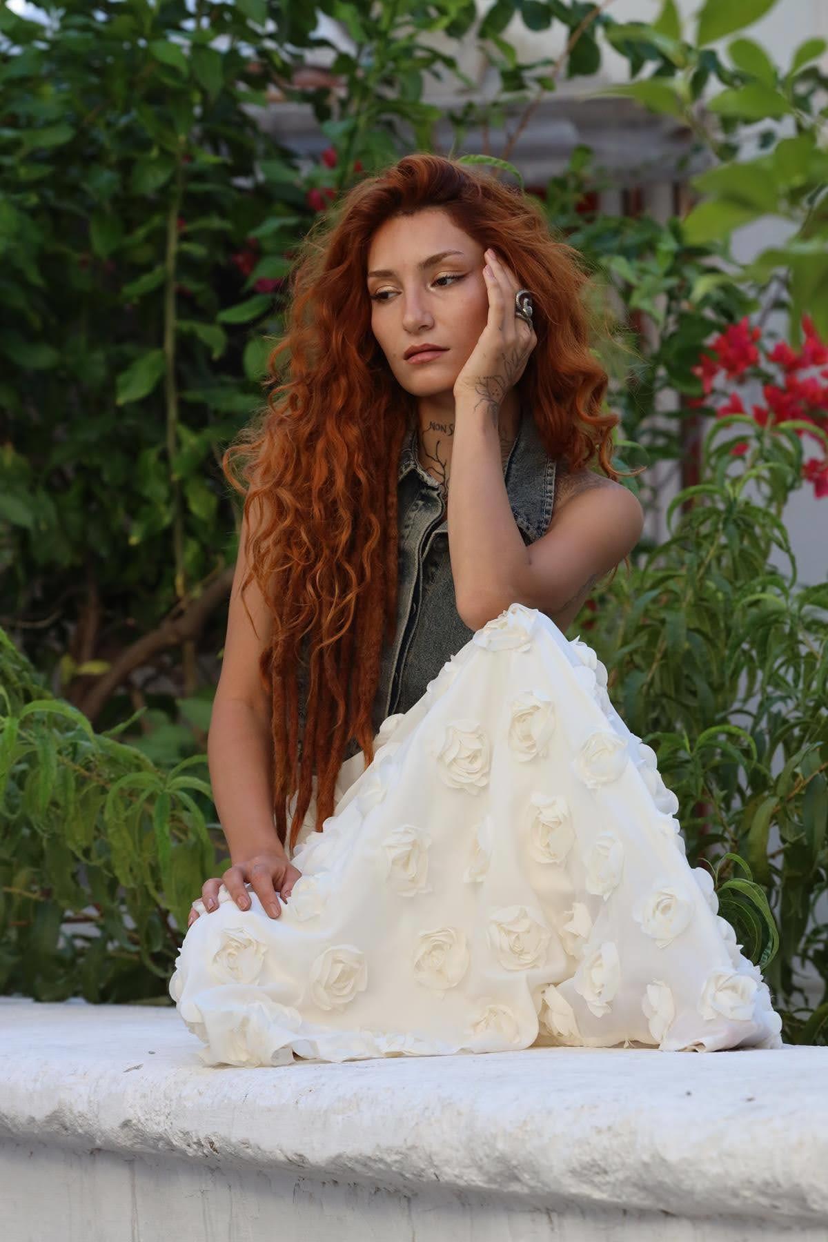 Ekru Beli Lastikli Gül Detaylı Etek