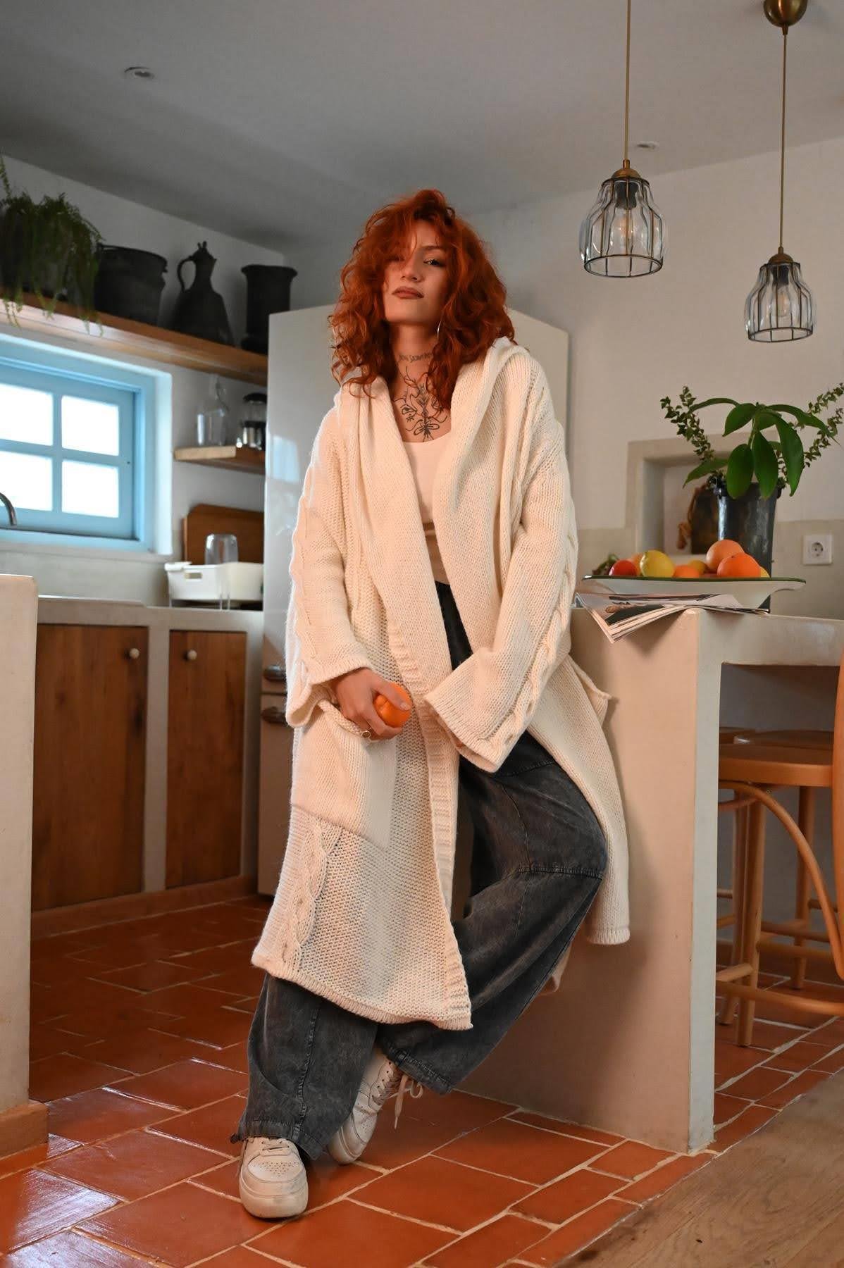 Ekru Kapüşonlu Sırtı Örgülü Uzun Triko Hırka