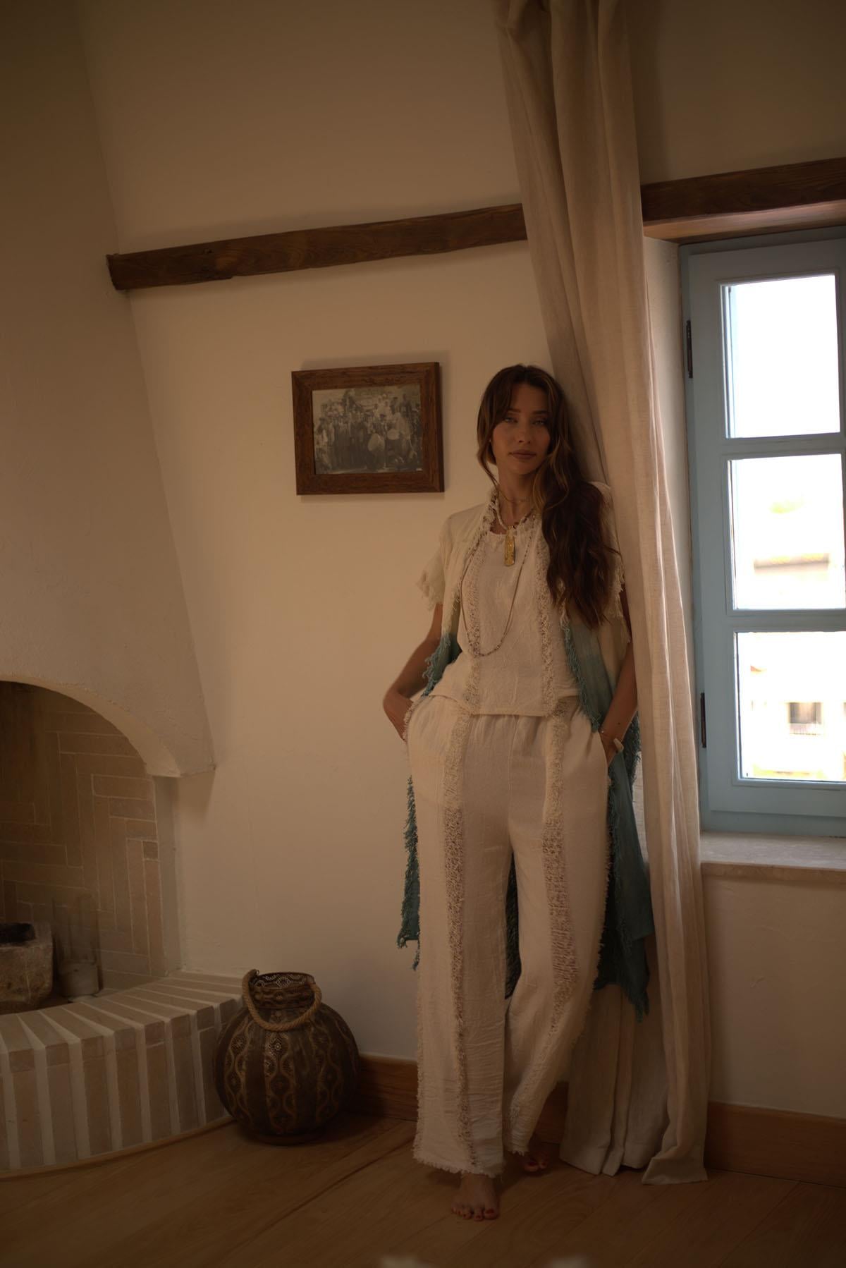 Ekru Kayık Yaka Yırtık Şerit Detaylı Kolsuz Crop Bluz