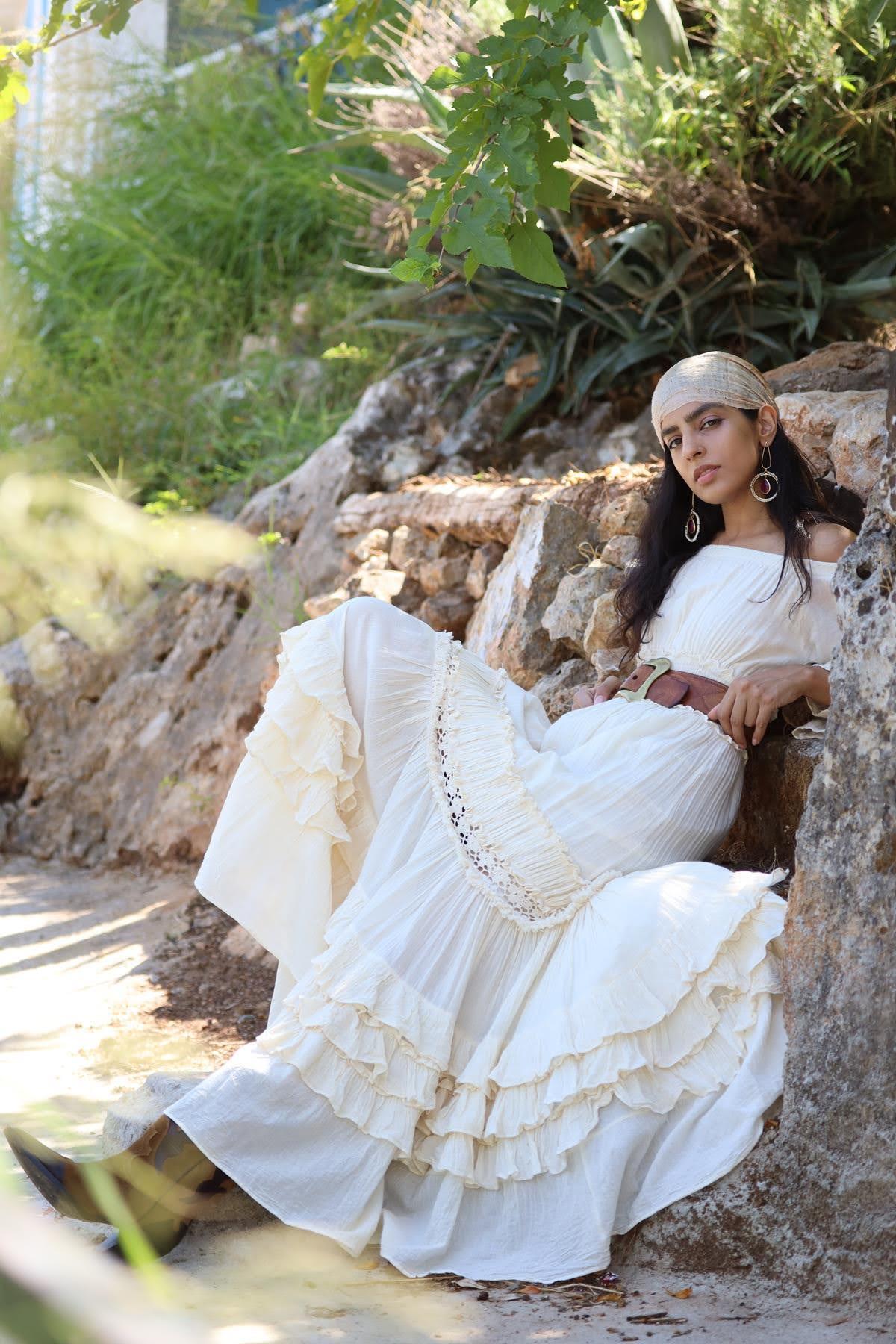 Ekru Madonna Yaka İspanyol Kol Dantel Detaylı Gipeli Elbise