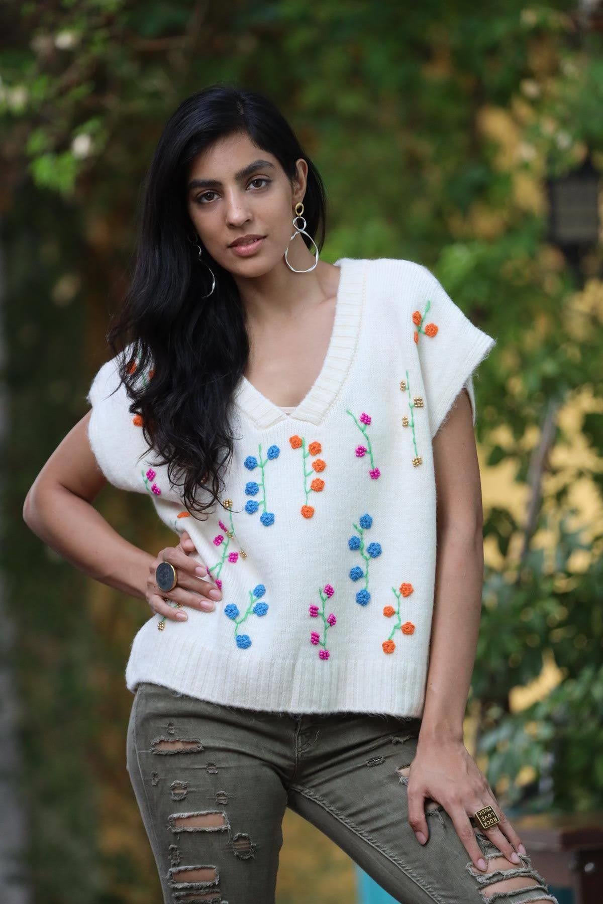 Ekru V Yaka Boncuklu Çiçek İşlemeli Süveter