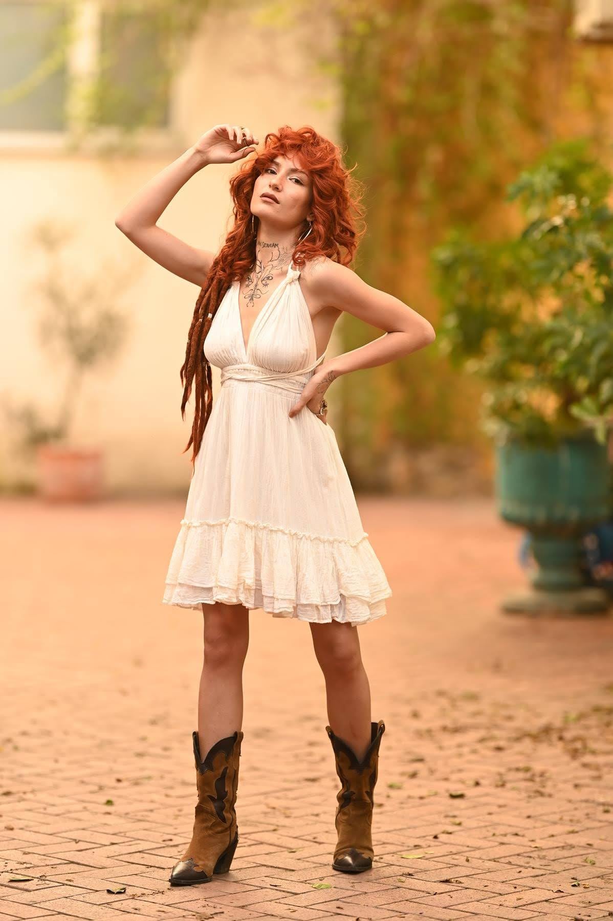 Ekru V Yaka Sırt Dekolteli Askılı Mini Elbise