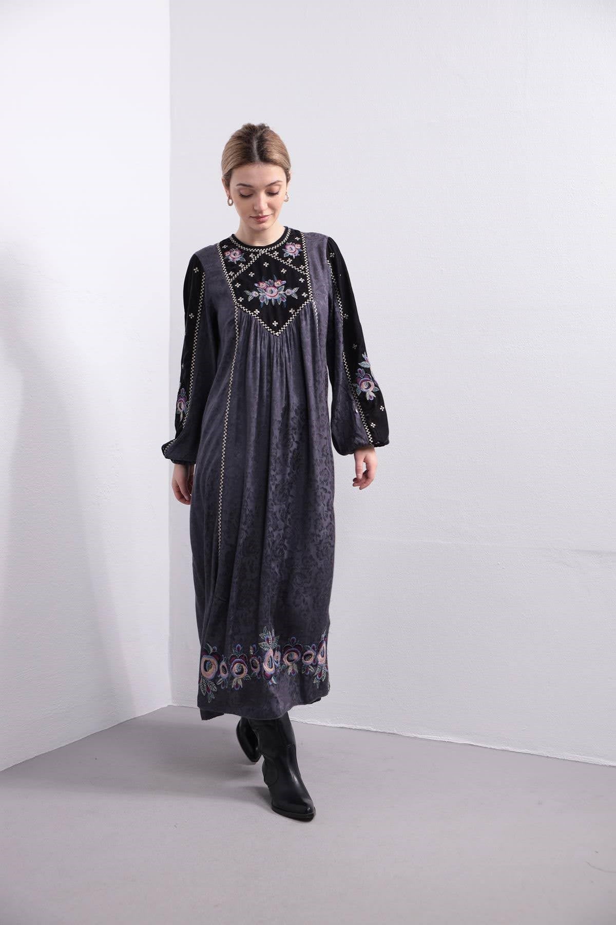 Antrasit İşlemeli Desenli Elbise - Şaman Butik Antrasit İşlemeli Desenli Elbise