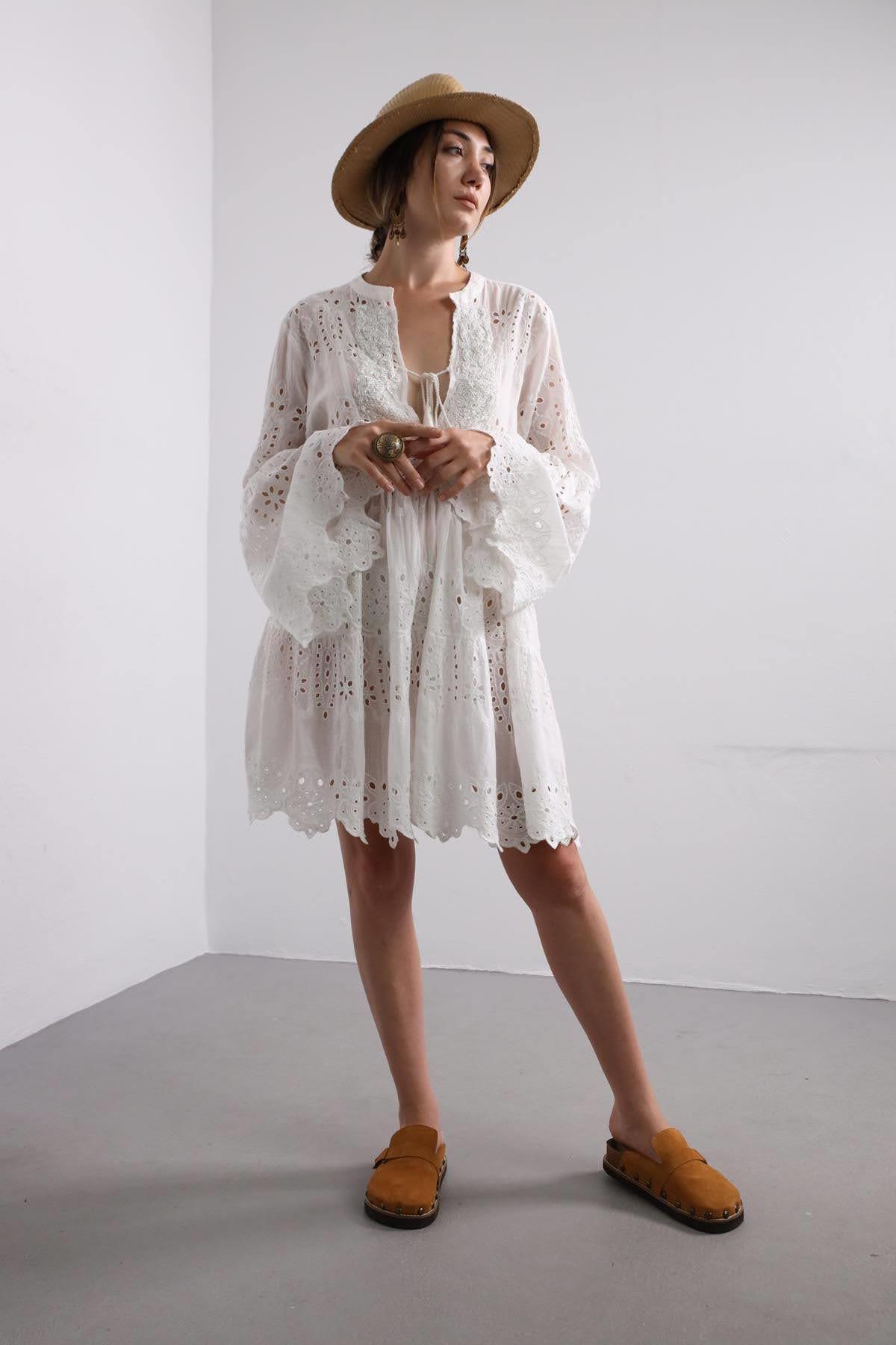  Beyaz Boncuk İşlemeli İspanyol Kol Brode Elbise