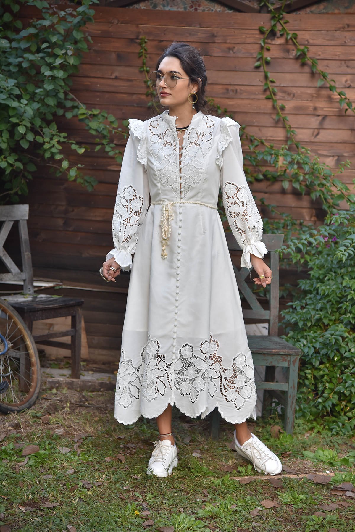 Beyaz Güpürlü Düğme Detaylı Şık Elbise - Şaman Butik - Bohem Giyim ve  Aksesuar | Kadın & Erkek