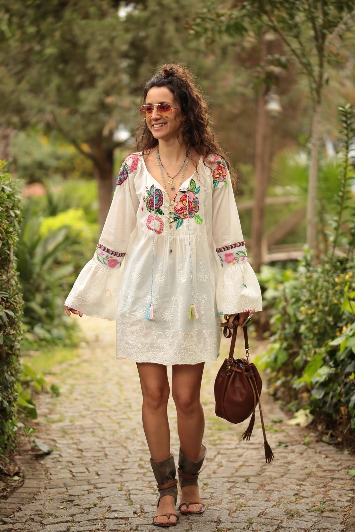 Beyaz Yakası Ve Kolları İşlemeli Pullu Elbise - Şaman Butik - Bohem Giyim  ve Aksesuar | Kadın & Erkek