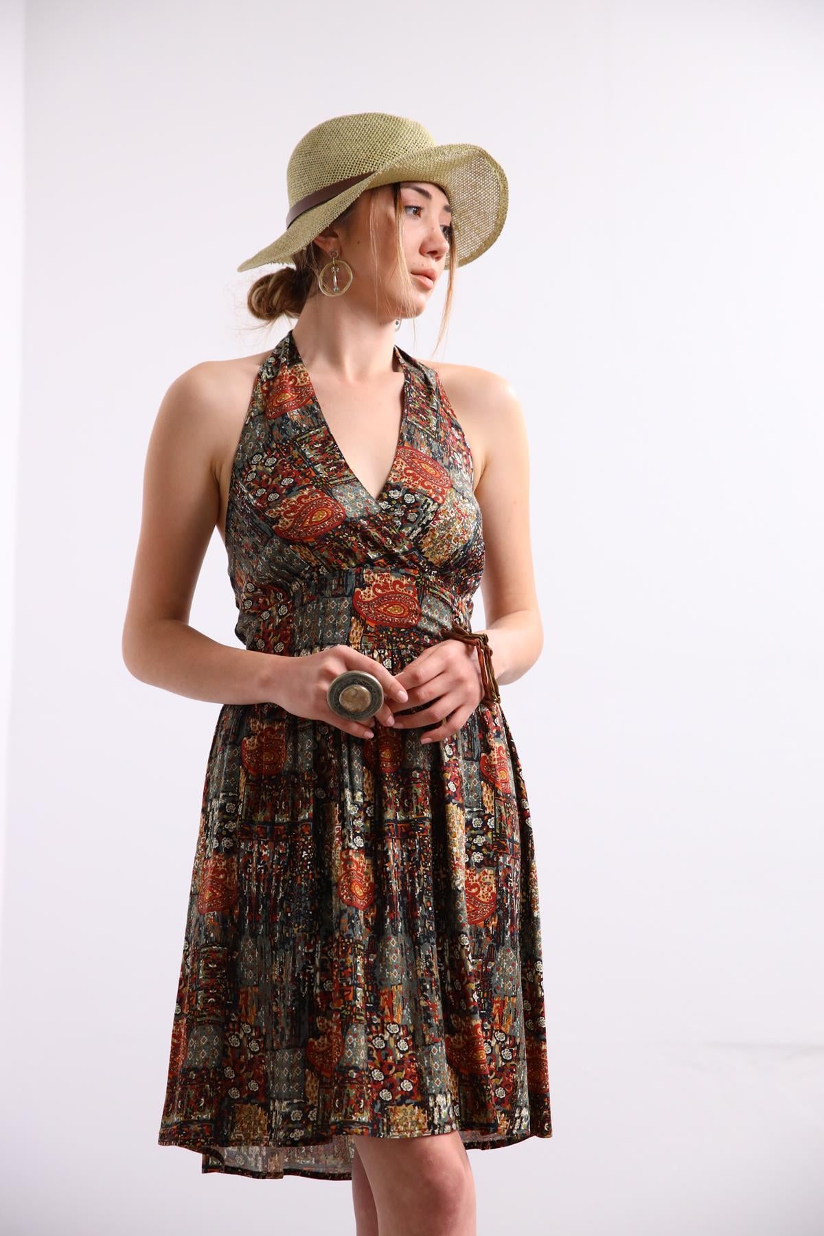 Haki Desenli Anvelop Yaka Boyundan Bağlamalı Kısa Elbise - Şaman Butik Haki Desenli Anvelop Yaka Boyundan Bağlamalı Kısa Elbise