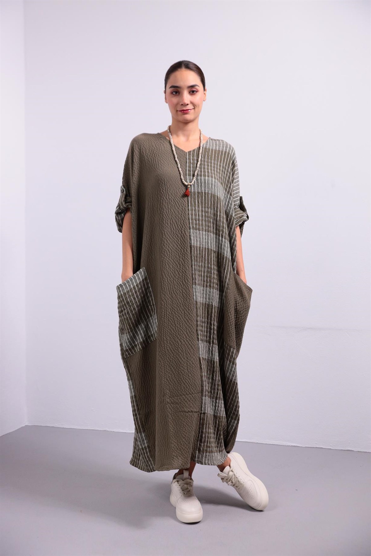 Haki Kendinden Kareli Cepli Oversize Elbise - Şaman Butik Haki Kendinden Kareli Cepli Oversize Elbise