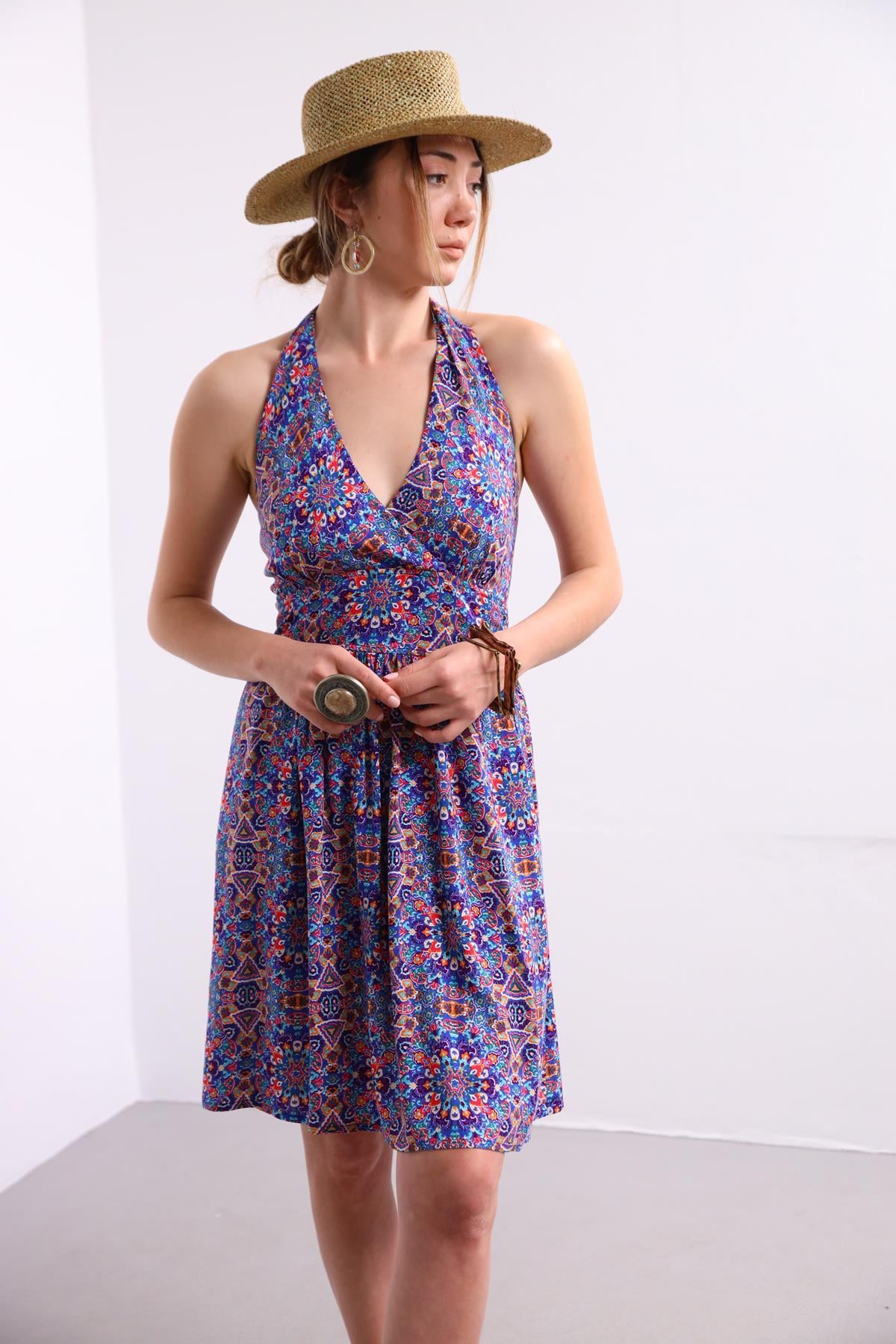 Mor Desenli Anvelop Yaka Boyundan Bağlamalı Kısa Elbise - Şaman Butik Mor Desenli Anvelop Yaka Boyundan Bağlamalı Kısa Elbise