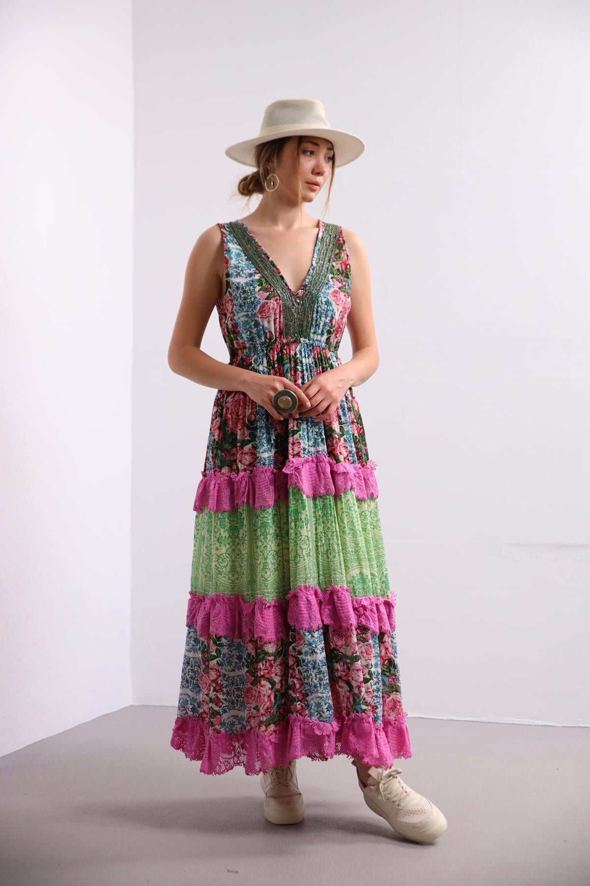  Renkli Kat Kat Boncuk İşlemeli V Yaka Elbise