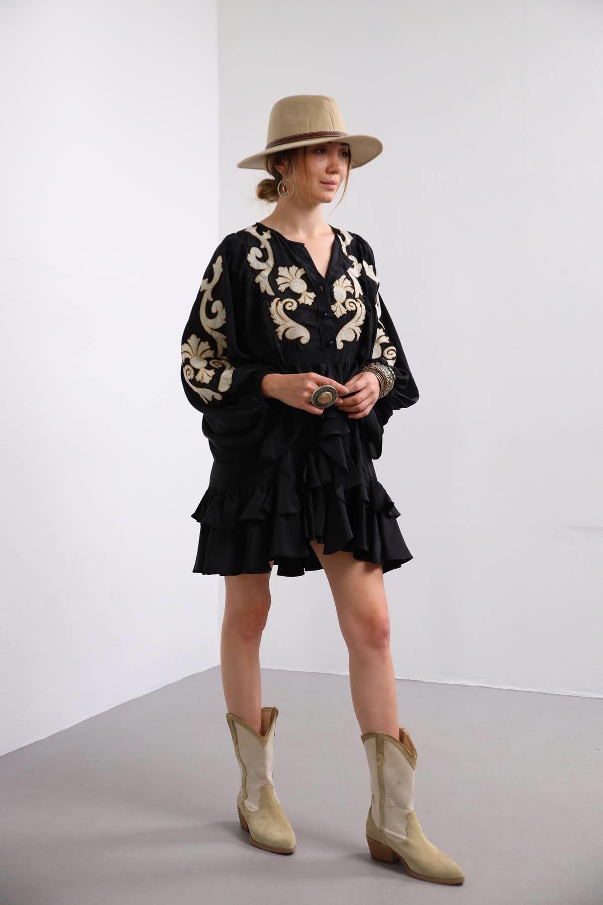 Siyah İşlemeli Balon Kol Kat Kat Elbise - Şaman Butik Siyah İşlemeli Balon Kol Kat Kat Elbise