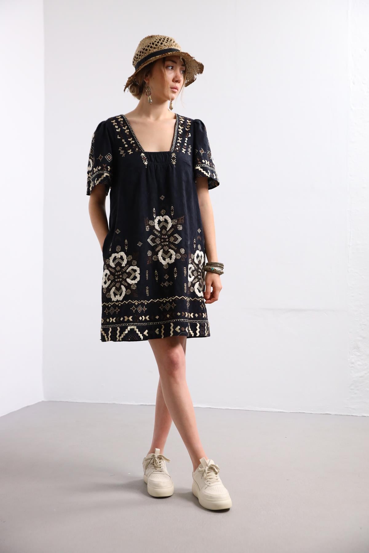 Siyah İşlemeli Kare Yaka Bohem Elbise - Şaman Butik Siyah İşlemeli Kare Yaka Bohem Elbise