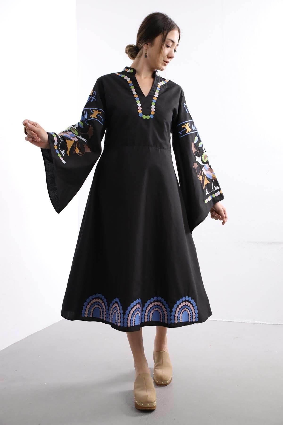  Siyah V Yaka İşlemeli Elbise