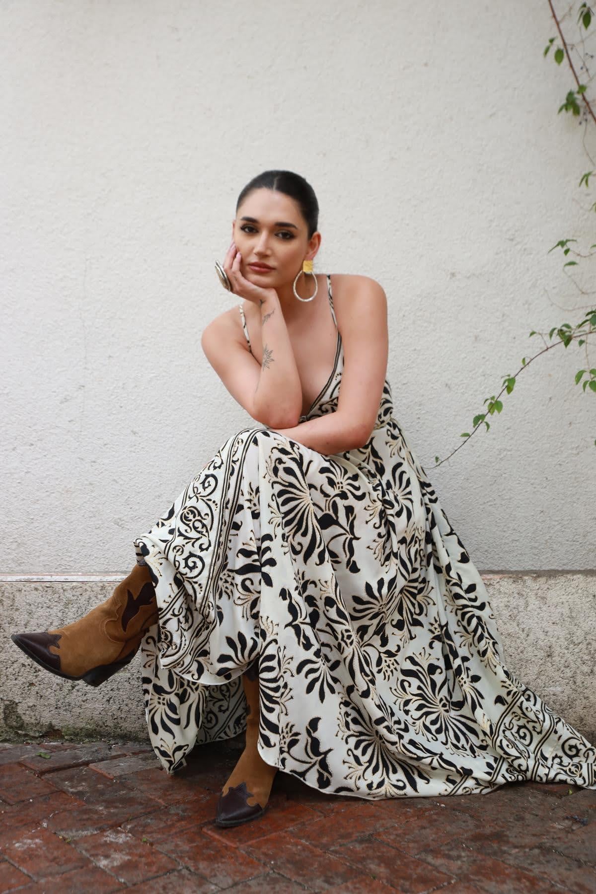 Krem Rengi Desenli Sırtı Çapraz Askılı Kuşaklı İpek Elbise