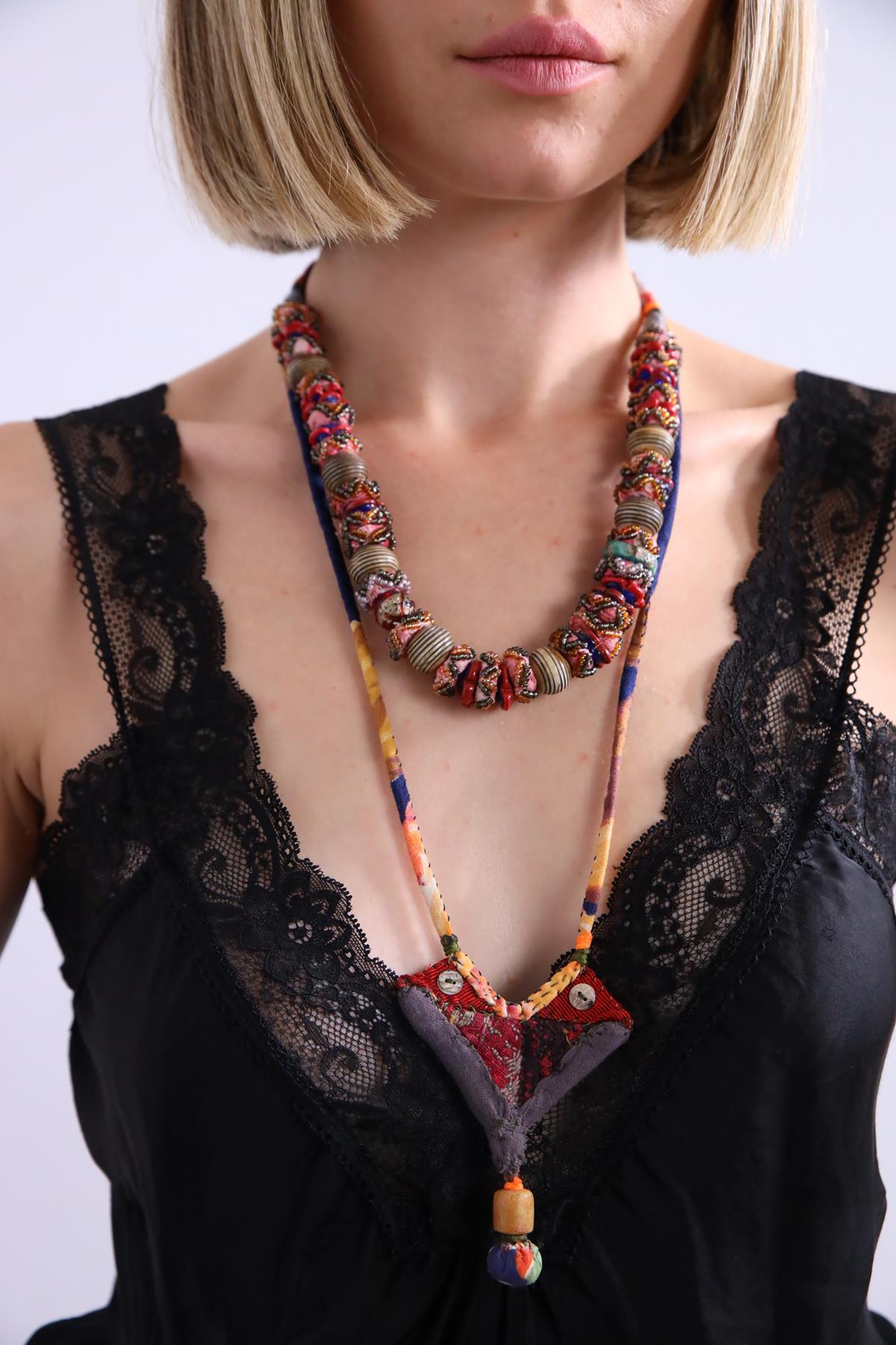 Renkli Muska Detaylı Kumaş Tasarım Kolye Renkli Muska Detaylı Kumaş Tasarım Kolye