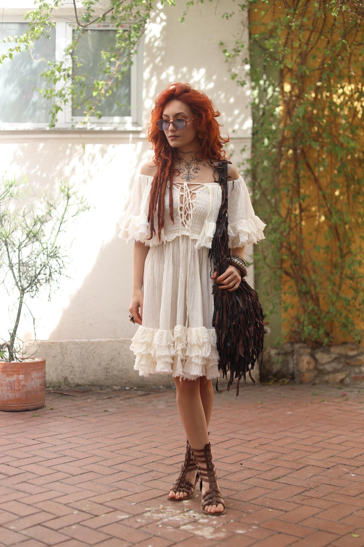 Ekru Volanlı Göğsü Bağcıklı Gipeli Mini Elbise