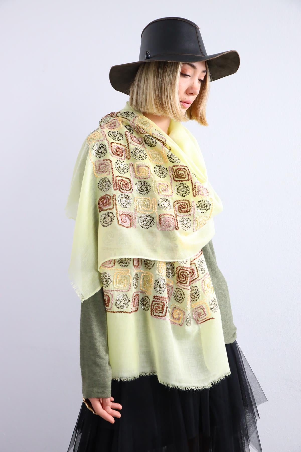  Sarı Kenarları İşlemeli Saçaklı Şal