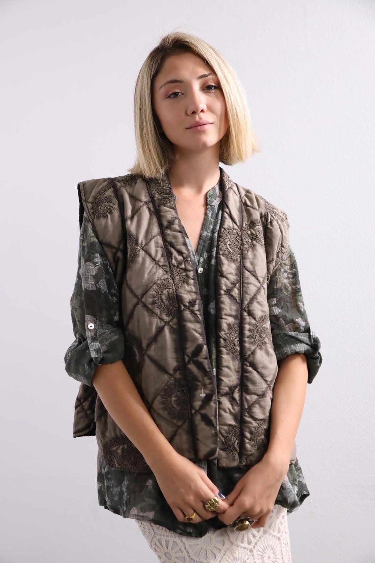  Kahverengi Şal Desen Kabartmalı Yelek