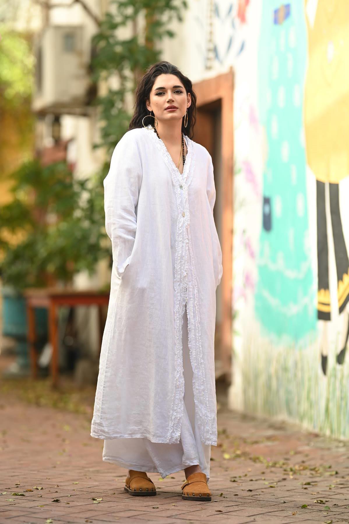 Beyaz Kenarları Fırfırlı Düğmeli Keten Kaftan