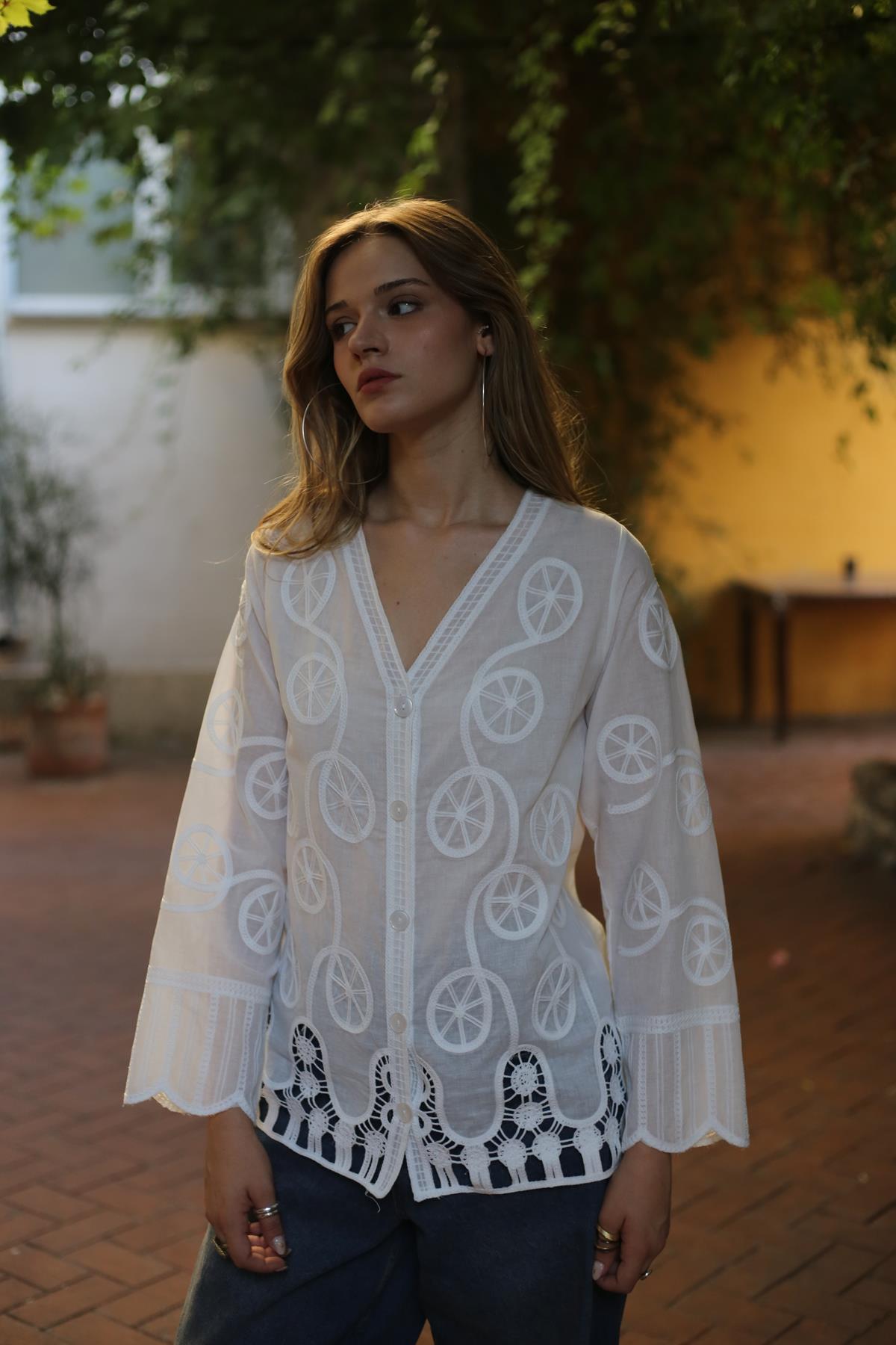 Beyaz Otantik Nakışlı Ajurlu Gömlek