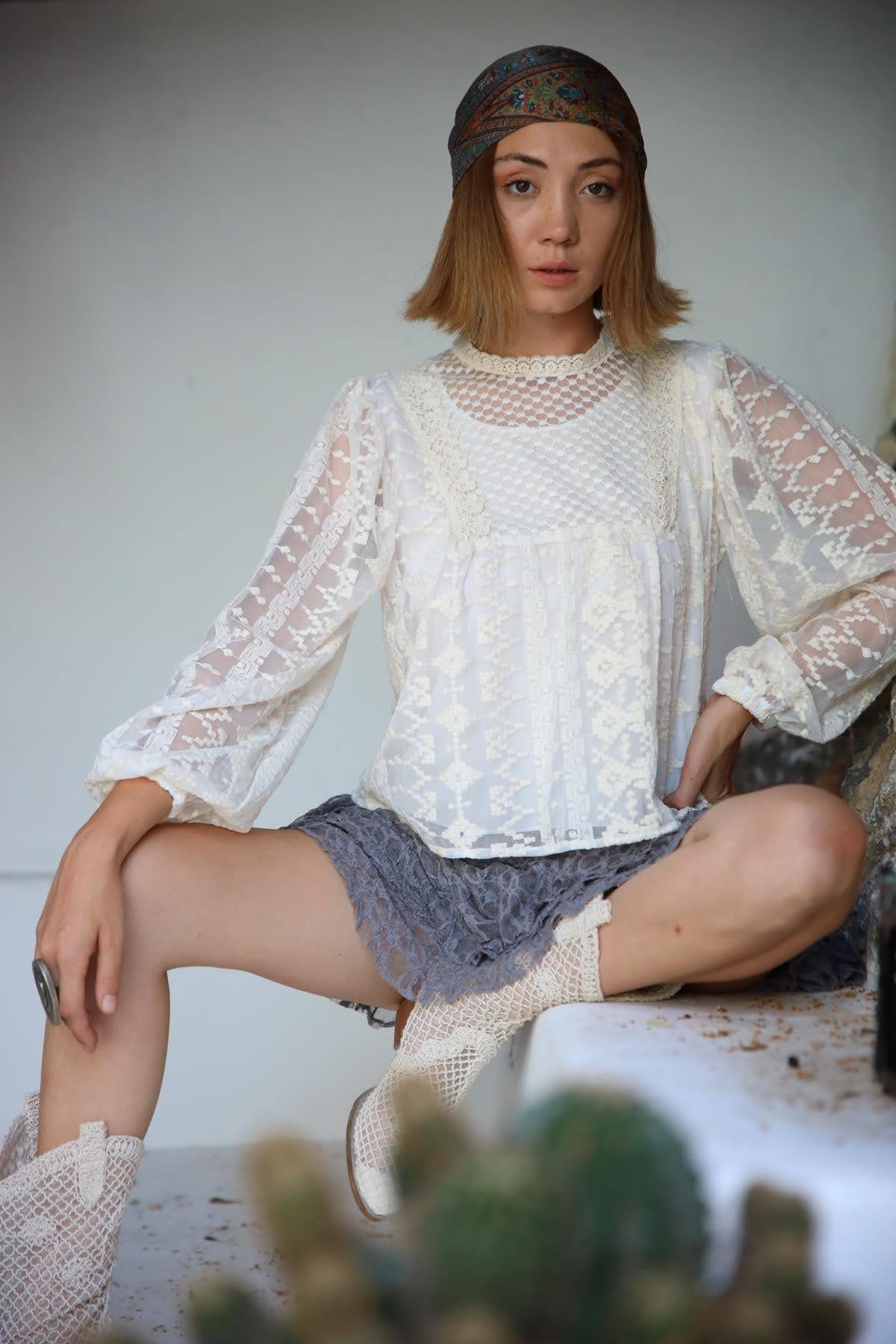 Ekru Yakası Güpür Detaylı Tül Bluz - Şaman Butik Ekru Yakası Güpür Detaylı Tül Bluz