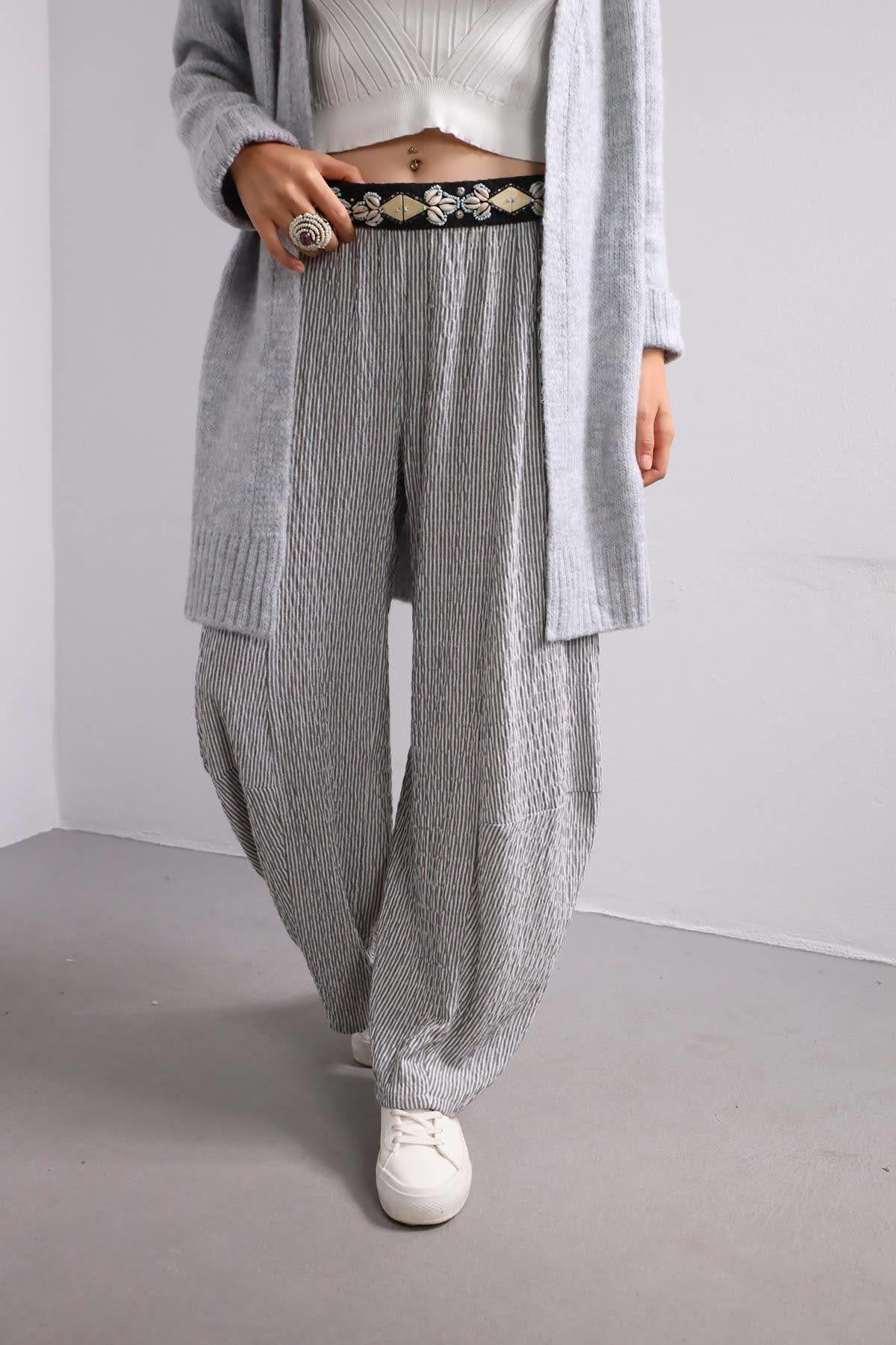  Beyaz Çizgili Rahat Kesim Pantolon