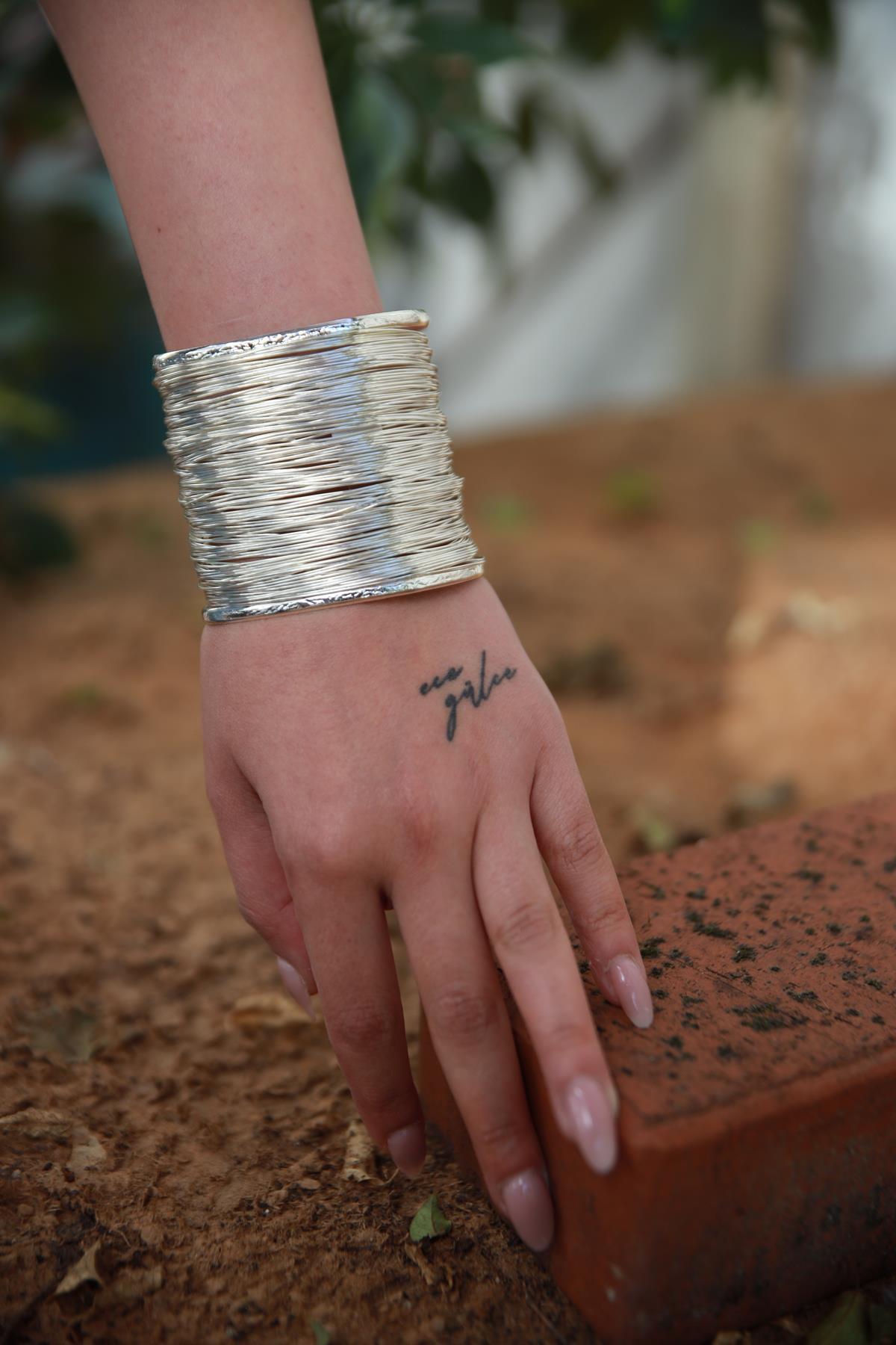 Gümüş Rengi Tel Görünümlü Bileklik