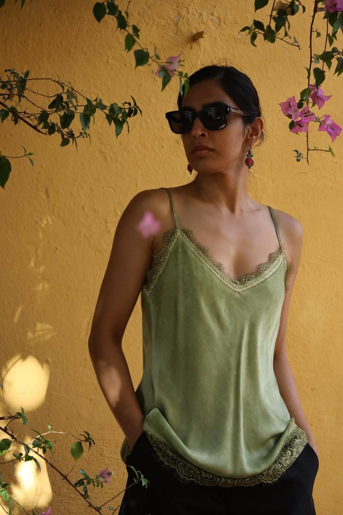 Yeşil Püsküllü Dantel Detaylı İp Askılı İpek Atlet