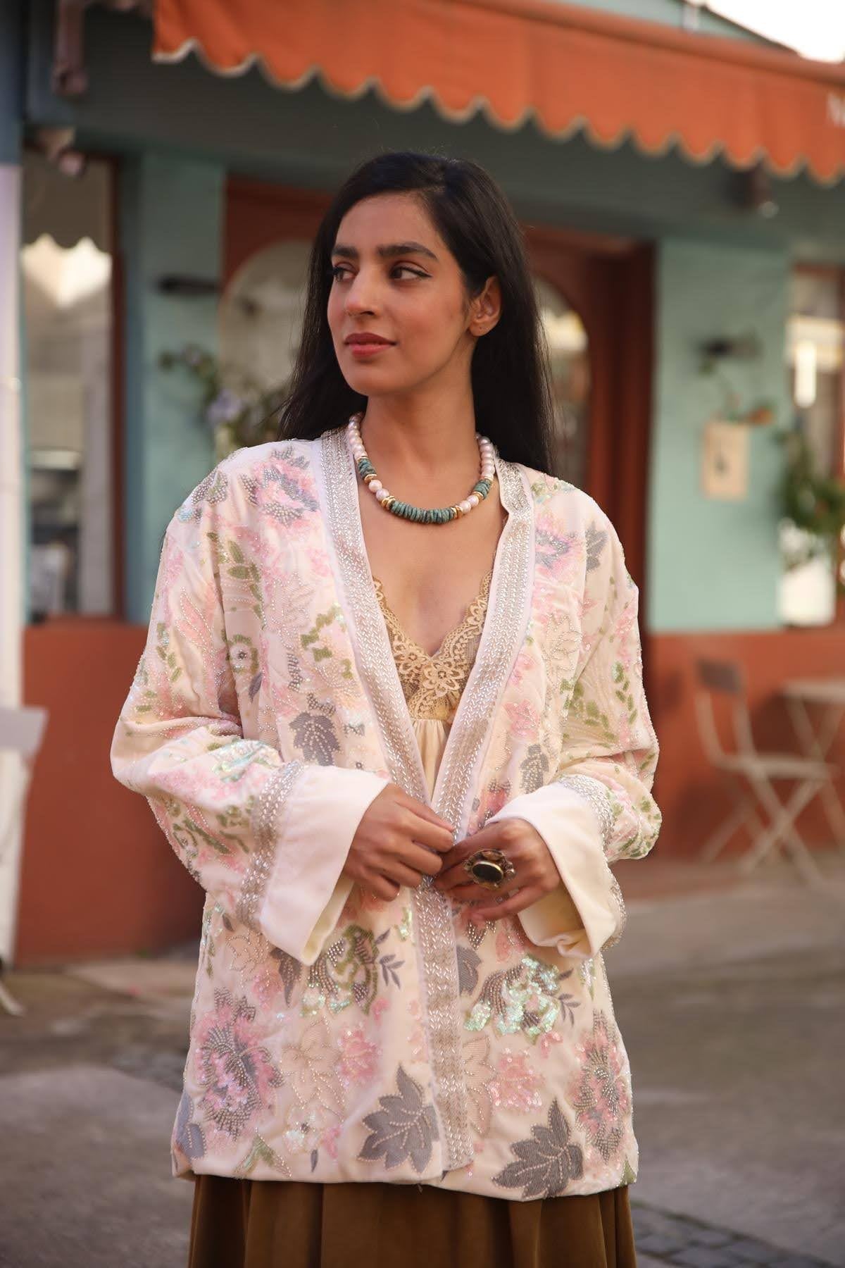 Ekru Otantik İşlemeli Kısa Kadife Kaftan