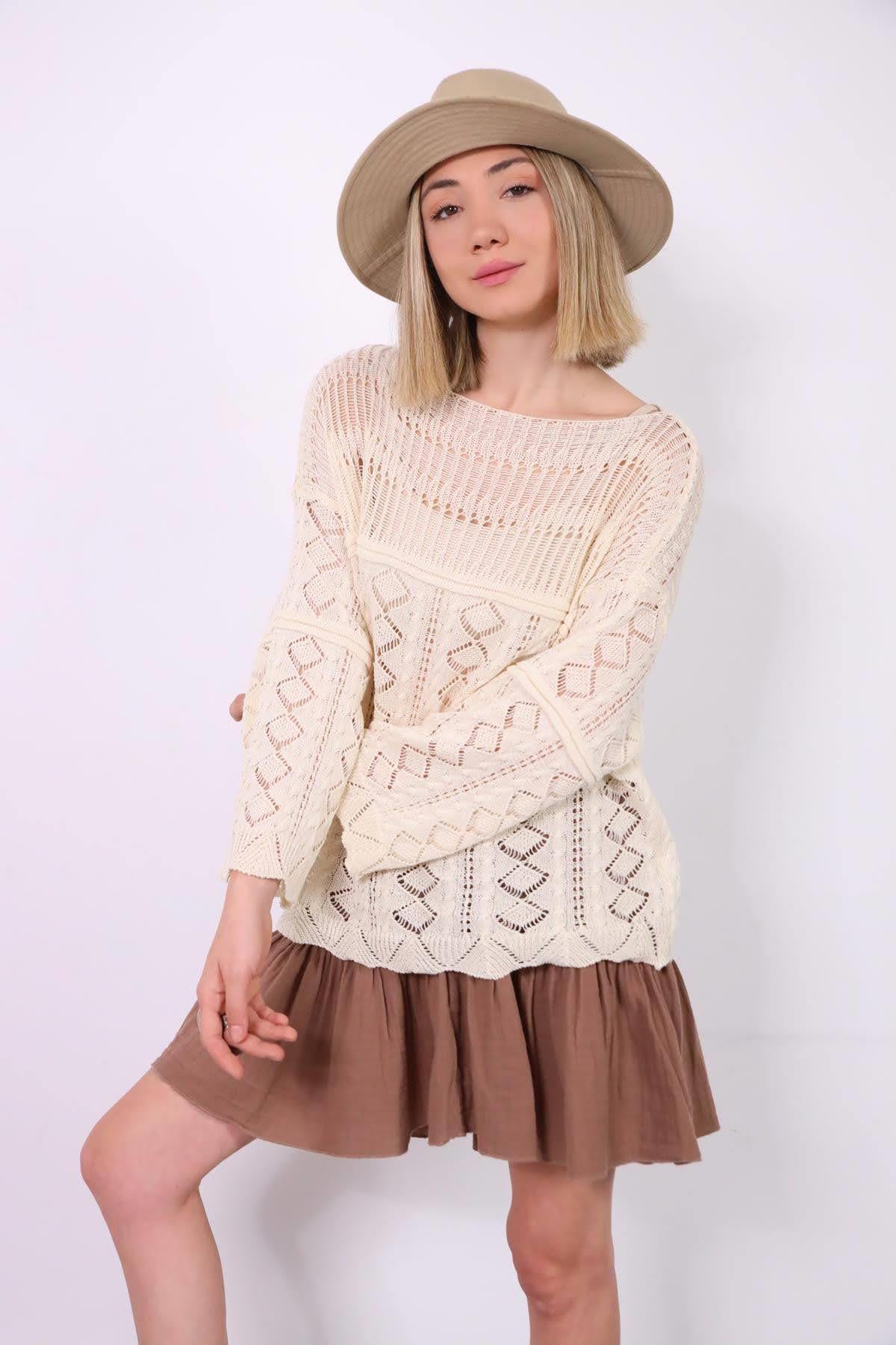  Krem Rengi Ajurlu Baklava Desenli Bluz