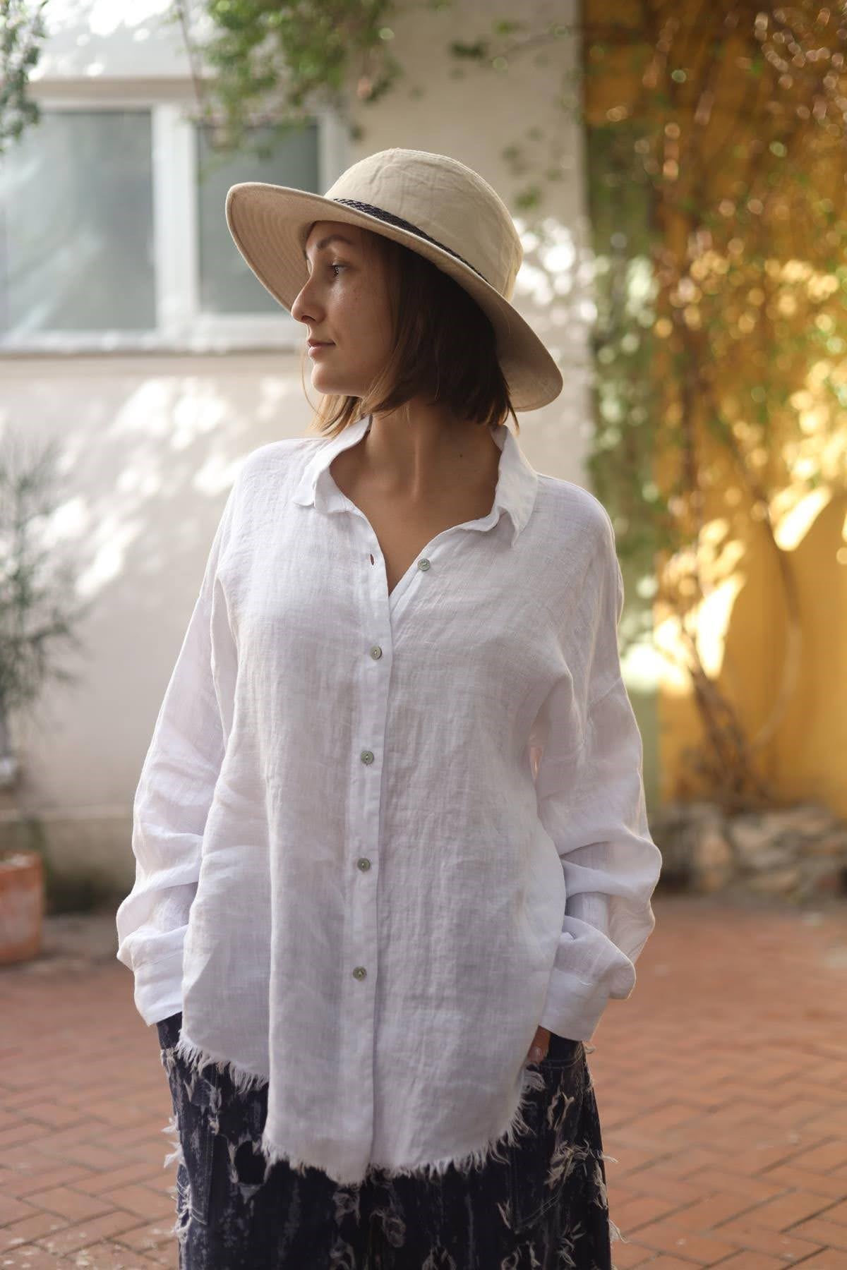 Beyaz Eteği Püsküllü Keten Gömlek