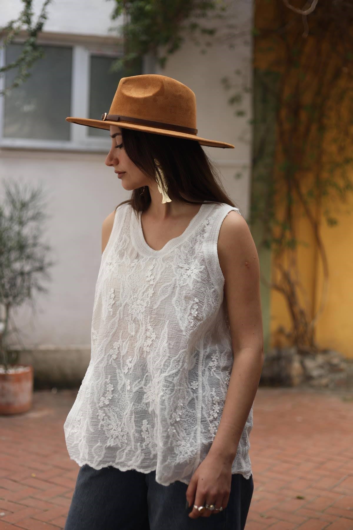 Beyaz Dantel Askılı Nakışlı Bluz