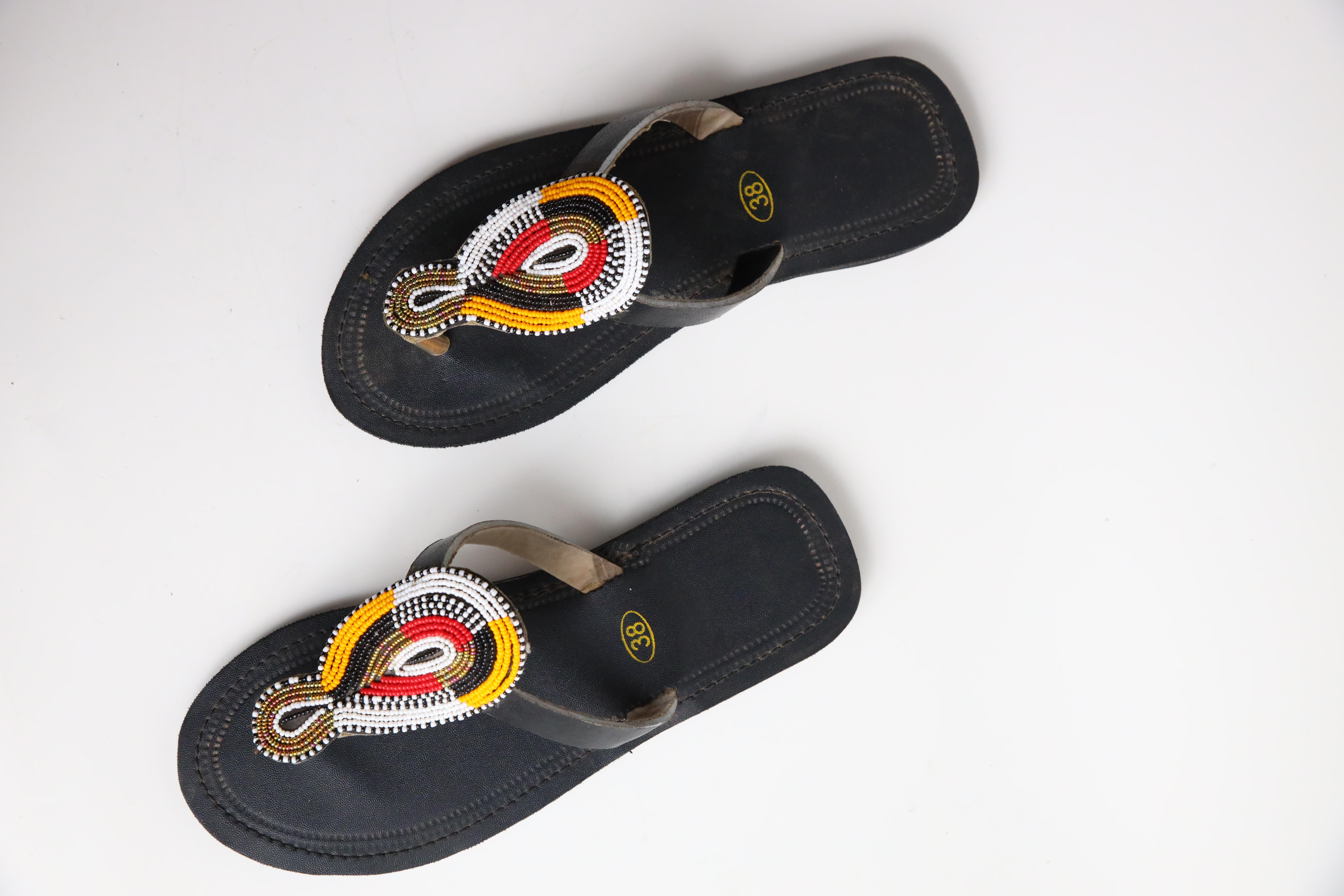 Siyah Boncuk İşlemeli Parmak Arası Terlik - Şaman Butik Siyah Boncuk İşlemeli Parmak Arası Terlik