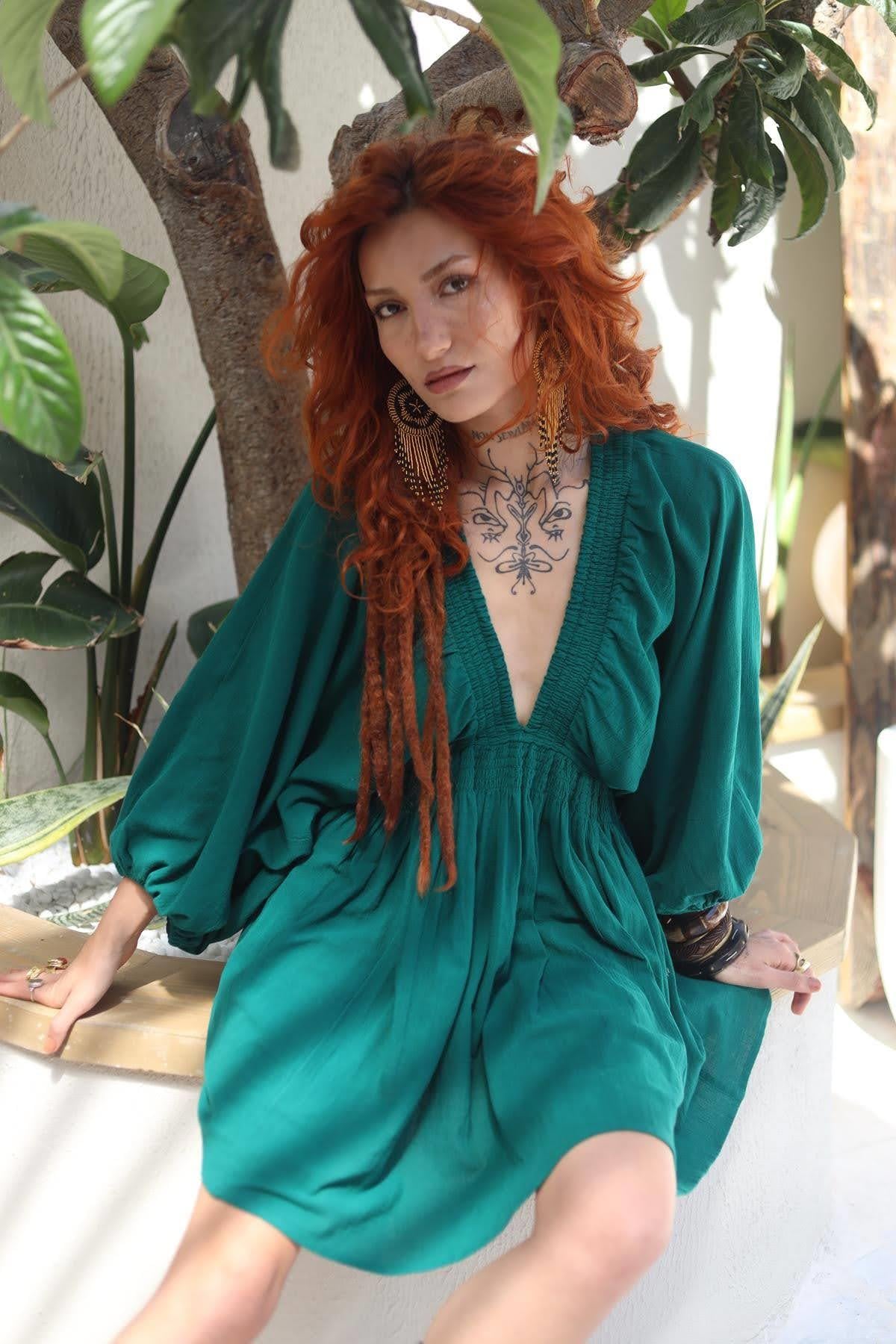 Zümrüt Yeşili Beli ve Yakası Gipeli Kısa Elbise