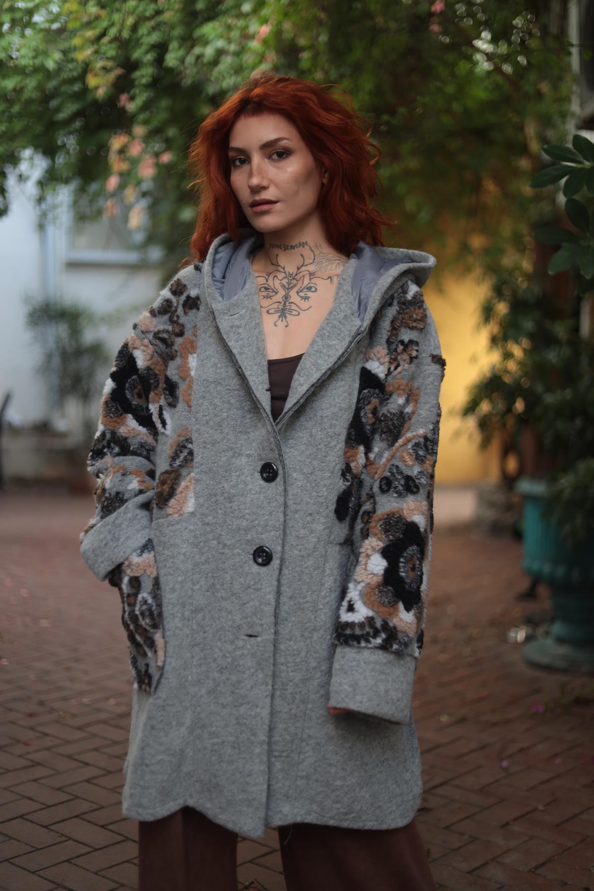 Gri Çiçek Desenli Kapüşonlu Yün Kaban