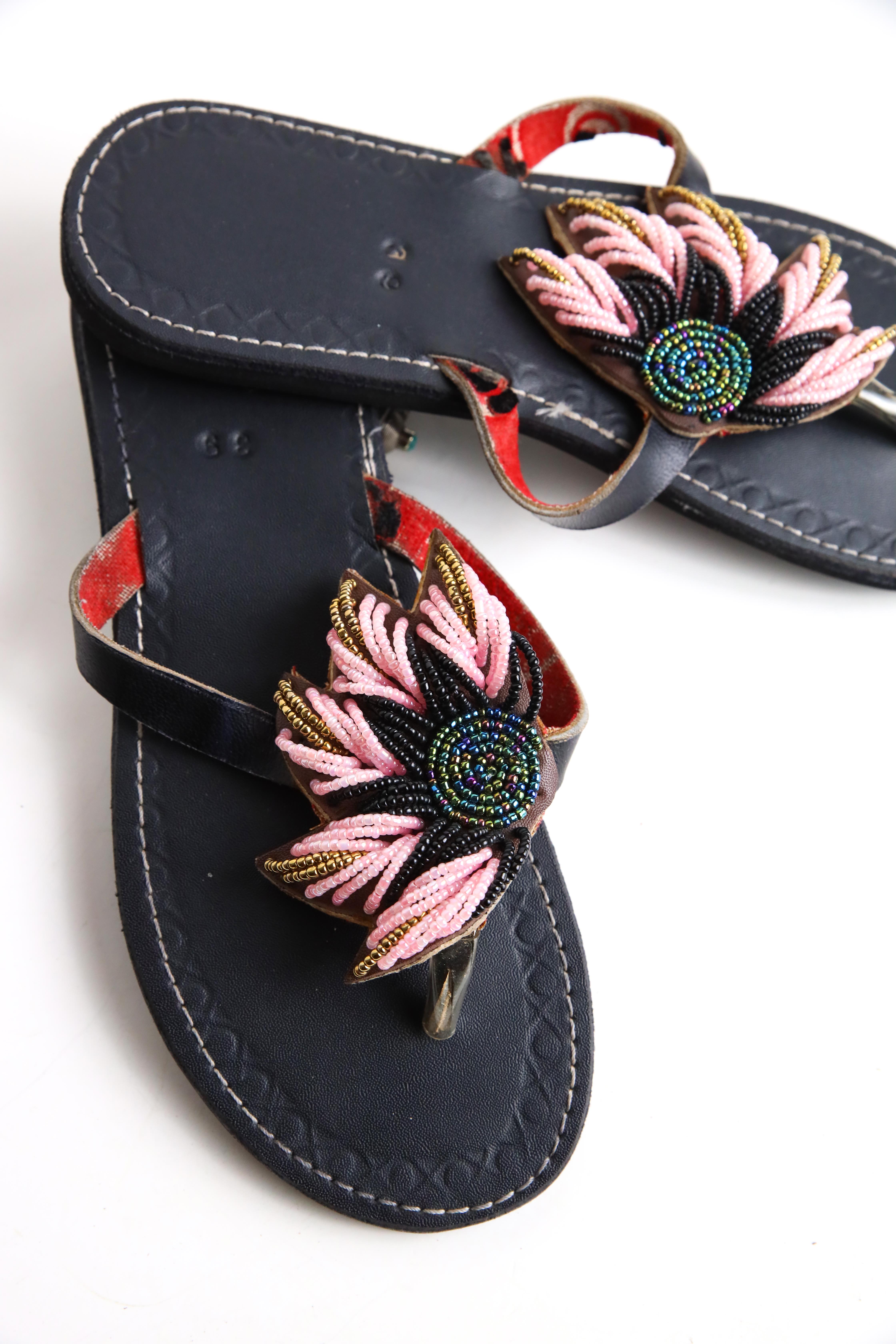  Siyah Boncuk İşlemeli Parmak Arası Terlik