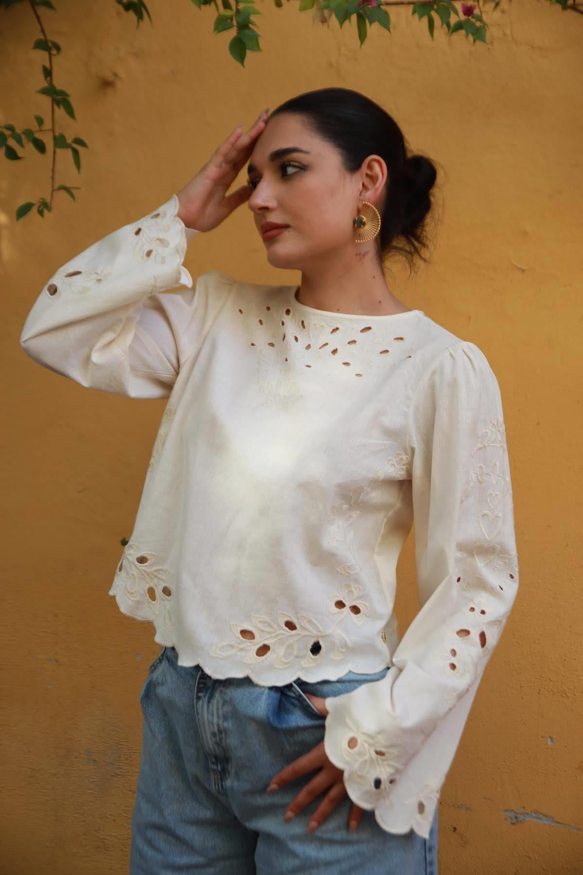 Krem Rengi Nakışlı Sırtı Bağlamalı Ajurlu Bluz