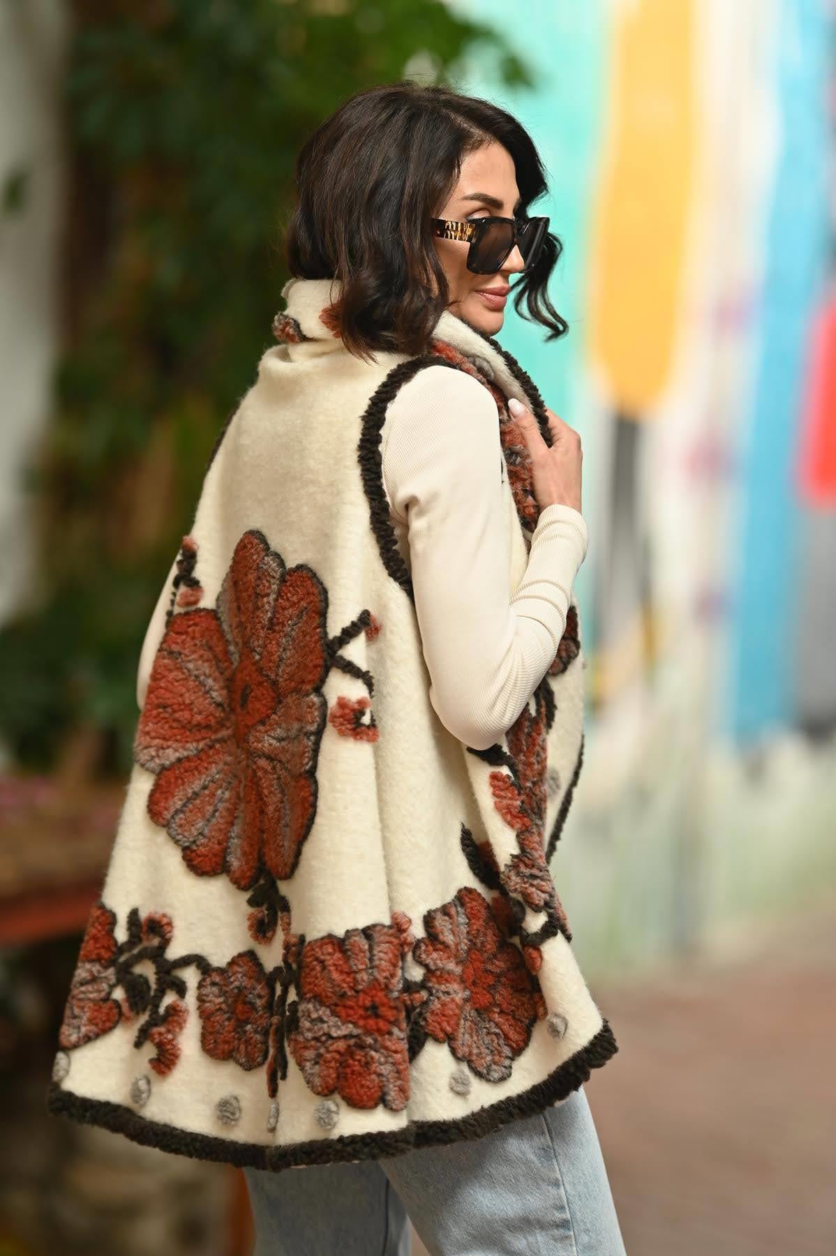 Ekru Çiçek Desenli Keçe Yelek